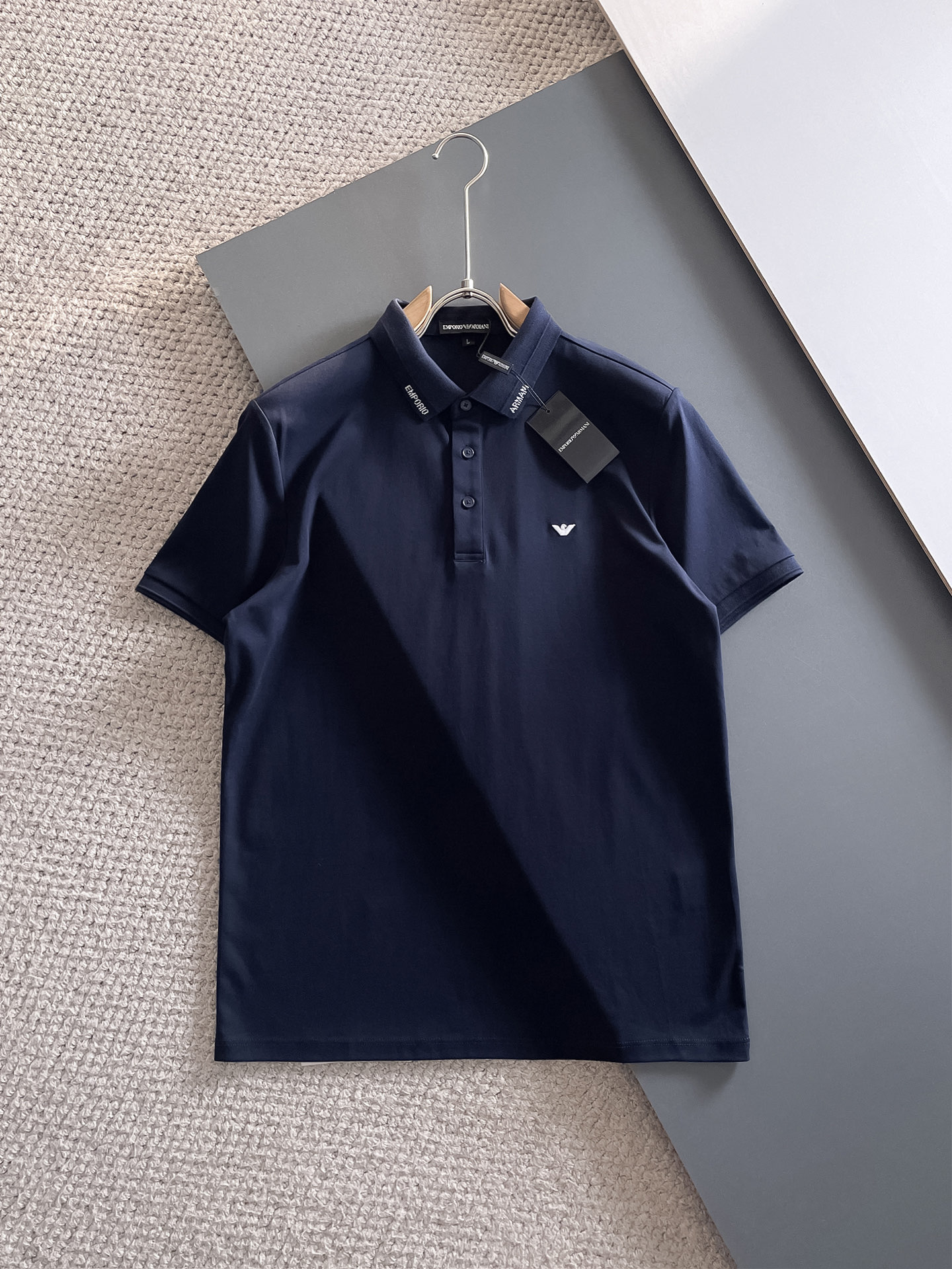 NO:510312,Armani 2025ss summer new letter logo men's lapel Polo shirt!  Classic business men's style, high-end men's style at the ceiling level of business men's style!  Simple, fashionable and elegant, single-wearing inner wear is decent, quality control/detail control takes away, low-key, luxurious and connotative!  Customer-supplied fixed mesh flooring cotton cloth is carefully made, the surface of the fabric is evenly arranged and neatly arranged, with excellent breathability and heat dissipation and sweat resistance, and the comfort level of the upper body is completely better than that of ordinary single-sided sweat cloth tissue!  The classic brand LOGO logo on the chest is created with top-level craftsmanship. The LOGO has three-dimensional, clear and full texture, and is an extraordinary product in the classic field whether it is inner wear or single wear!  The exquisite cutting process, the processing of every detail is very standard and delicate, and it is comparable to that of ordinary LOW products on the market. Men must enter the basic versatile Polo shirts!  Multi-color Size m-3xl, Armani,alexander wang19860909阿玛尼 2025ss夏季新款字母logo男士翻领Polo衫！经典商务男款,高端男装的天花板级别的商务男款！简约时尚大气不失优雅,单穿内搭体面过人,品质控/细节控的闭眼带走,低调又奢华有内涵！ 客供定织网眼珠地棉布精心制成,面料表面排列均匀整齐的网眼纹理,透气性和散热排汗性极佳,上身舒适程度完全优于普通单面汗布组织！胸前经典的品牌LOGO标识,采用顶级工艺打造,LOGO立体清晰饱满,质感非凡的特质,无论是内搭还是单穿都是一款经典领域的产品！精妙绝伦的裁剪工艺,每一个细节处理的非常标准细腻,非市面一般LOW货可以媲美的,男士必入基础百搭款Polo衫推荐！ 颜色多颜色 尺码m-3xl,,armani,alexander wang,Men's clothing