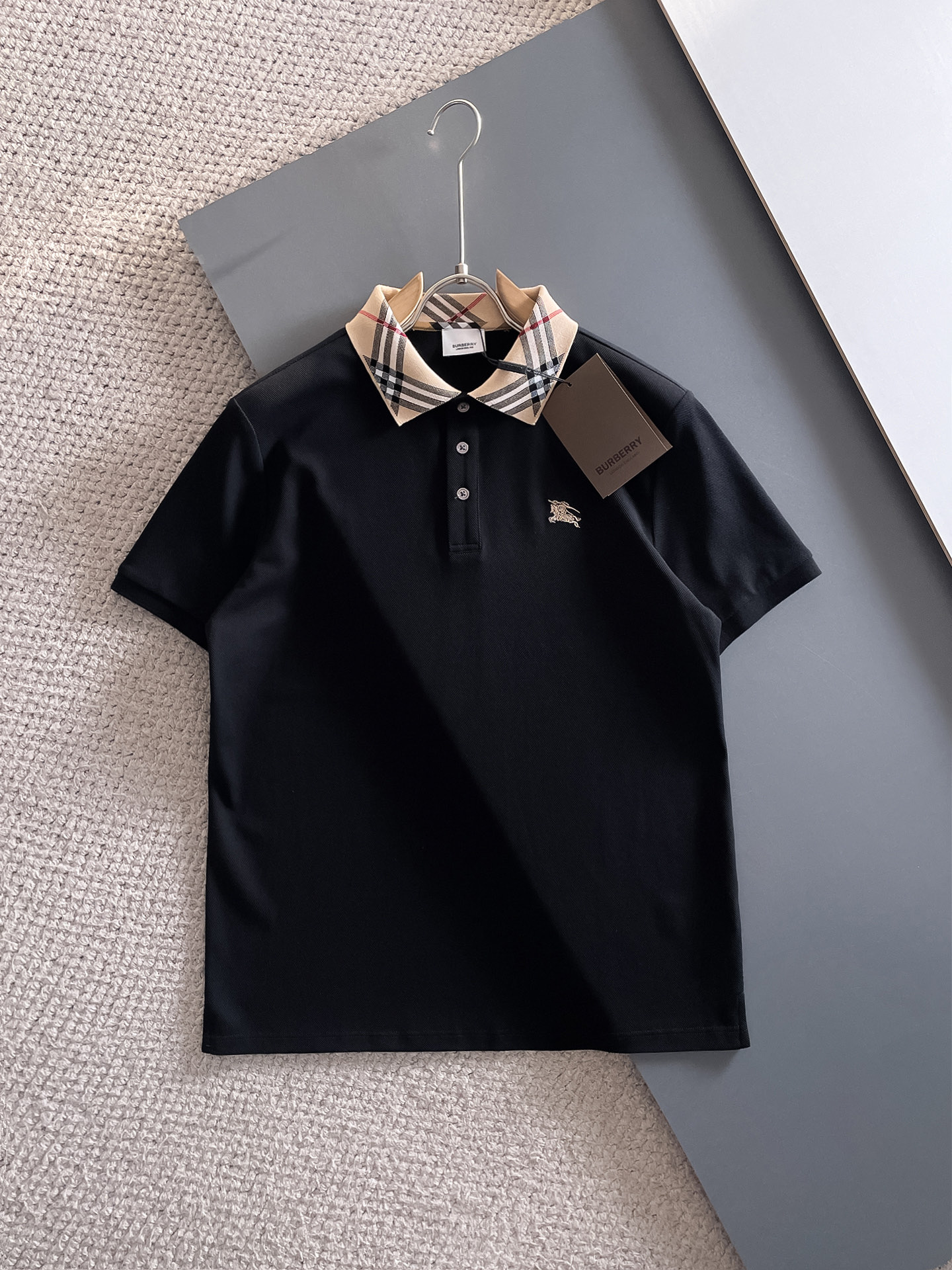 NO:510315,Burberry 2025ss summer new letter logo men's lapel Polo shirt!  Classic business men's style, high-end men's style at the ceiling level of business men's style!  Simple, fashionable and elegant, single-wearing inner wear is decent, quality control/detail control takes away, low-key, luxurious and connotative!  Customer-supplied fixed mesh flooring cotton cloth is carefully made, the surface of the fabric is evenly arranged and neatly arranged, with excellent breathability and heat dissipation and sweat resistance, and the comfort level of the upper body is completely better than that of ordinary single-sided sweat cloth tissue!  The classic brand LOGO logo on the chest is created with top-level craftsmanship. The LOGO has three-dimensional, clear and full texture, and is an extraordinary product in the classic field whether it is inner wear or single wear!  The exquisite cutting process, the processing of every detail is very standard and delicate, and it is comparable to that of ordinary LOW products on the market. Men must enter the basic versatile Polo shirts!  Multi-color Size m-3xl, Burberry, Alexander wang19860909巴宝莉 2025ss夏季新款字母logo男士翻领Polo衫！经典商务男款,高端男装的天花板级别的商务男款！简约时尚大气不失优雅,单穿内搭体面过人,品质控/细节控的闭眼带走,低调又奢华有内涵！ 客供定织网眼珠地棉布精心制成,面料表面排列均匀整齐的网眼纹理,透气性和散热排汗性极佳,上身舒适程度完全优于普通单面汗布组织！胸前经典的品牌LOGO标识,采用顶级工艺打造,LOGO立体清晰饱满,质感非凡的特质,无论是内搭还是单穿都是一款经典领域的产品！精妙绝伦的裁剪工艺,每一个细节处理的非常标准细腻,非市面一般LOW货可以媲美的,男士必入基础百搭款Polo衫推荐！ 颜色多颜色 尺码m-3xl,,burberry,alexander wang,Men's clothing