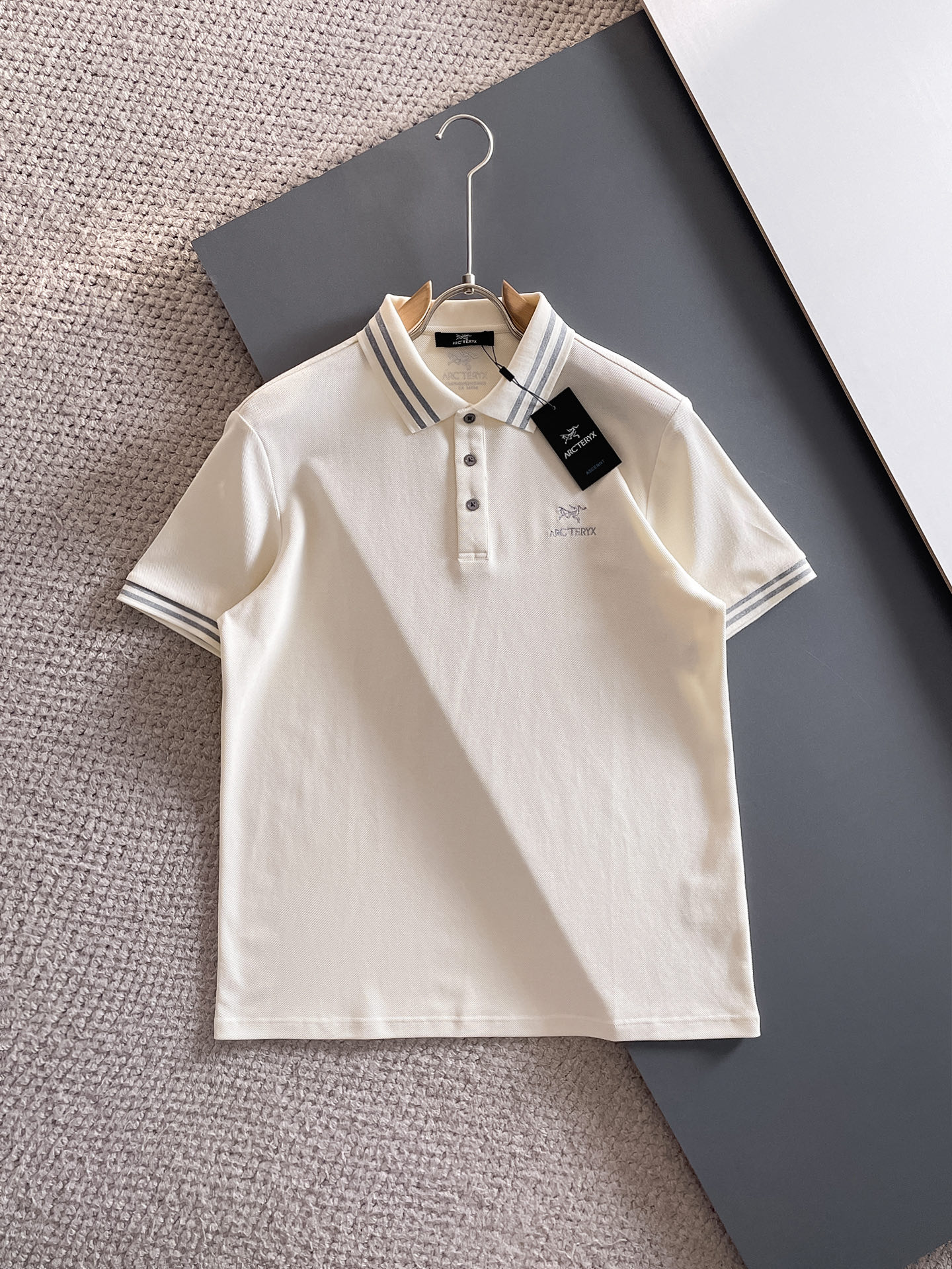 NO:510318,Archaeoptera Bird 2025ss summer new letter logo men's lapel Polo shirt!  Classic business men's style, high-end men's style at the ceiling level of business men's style!  Simple, fashionable and elegant, single-wearing inner wear is decent, quality control/detail control takes away, low-key, luxurious and connotative!  Customer-supplied fixed mesh flooring cotton cloth is carefully made, the surface of the fabric is evenly arranged and neatly arranged, with excellent breathability and heat dissipation and sweat resistance, and the comfort level of the upper body is completely better than that of ordinary single-sided sweat cloth tissue!  The classic brand LOGO logo on the chest is created with top-level craftsmanship. The LOGO has three-dimensional, clear and full texture, and is an extraordinary product in the classic field whether it is inner wear or single wear!  The exquisite cutting process, the processing of every detail is very standard and delicate, and it is comparable to that of ordinary LOW products on the market. Men must enter the basic versatile Polo shirts!  Multi-color Size m-3xl,arc'teryx,alexander wang19860909始祖鸟 2025ss夏季新款字母logo男士翻领Polo衫！经典商务男款,高端男装的天花板级别的商务男款！简约时尚大气不失优雅,单穿内搭体面过人,品质控/细节控的闭眼带走,低调又奢华有内涵！ 客供定织网眼珠地棉布精心制成,面料表面排列均匀整齐的网眼纹理,透气性和散热排汗性极佳,上身舒适程度完全优于普通单面汗布组织！胸前经典的品牌LOGO标识,采用顶级工艺打造,LOGO立体清晰饱满,质感非凡的特质,无论是内搭还是单穿都是一款经典领域的产品！精妙绝伦的裁剪工艺,每一个细节处理的非常标准细腻,非市面一般LOW货可以媲美的,男士必入基础百搭款Polo衫推荐！ 颜色多颜色 尺码m-3xl,arc'teryx,alexander wang,Men's clothing