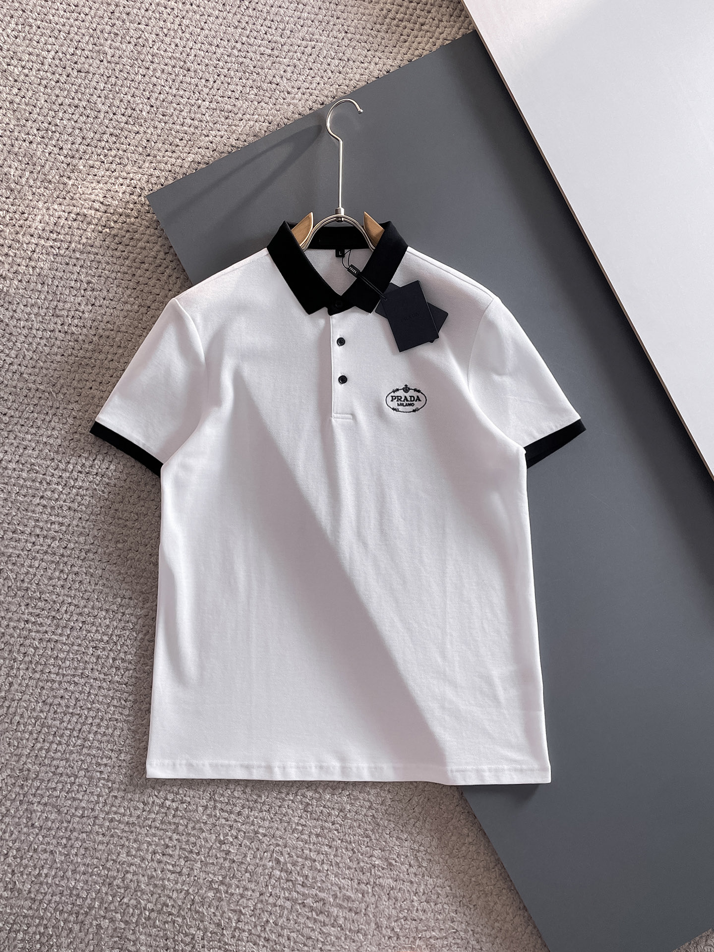 NO:510321,Prada 2025ss summer new letter logo men's lapel Polo shirt!  Classic business men's style, high-end men's style at the ceiling level of business men's style!  Simple, fashionable and elegant, single-wearing inner wear is decent, quality control/detail control takes away, low-key, luxurious and connotative!  Customer-supplied fixed mesh flooring cotton cloth is carefully made, the surface of the fabric is evenly arranged and neatly arranged, with excellent breathability and heat dissipation and sweat resistance, and the comfort level of the upper body is completely better than that of ordinary single-sided sweat cloth tissue!  The classic brand LOGO logo on the chest is created with top-level craftsmanship. The LOGO has three-dimensional, clear and full texture, and is an extraordinary product in the classic field whether it is inner wear or single wear!  The exquisite cutting process, the processing of every detail is very standard and delicate, and it is comparable to that of ordinary LOW products on the market. Men must enter the basic versatile Polo shirts!  Multi-color Size m-3xl, Prada, alexander wang19860909普拉达 2025ss夏季新款字母logo男士翻领Polo衫！经典商务男款,高端男装的天花板级别的商务男款！简约时尚大气不失优雅,单穿内搭体面过人,品质控/细节控的闭眼带走,低调又奢华有内涵！ 客供定织网眼珠地棉布精心制成,面料表面排列均匀整齐的网眼纹理,透气性和散热排汗性极佳,上身舒适程度完全优于普通单面汗布组织！胸前经典的品牌LOGO标识,采用顶级工艺打造,LOGO立体清晰饱满,质感非凡的特质,无论是内搭还是单穿都是一款经典领域的产品！精妙绝伦的裁剪工艺,每一个细节处理的非常标准细腻,非市面一般LOW货可以媲美的,男士必入基础百搭款Polo衫推荐！ 颜色多颜色 尺码m-3xl,,prada,alexander wang,Men's clothing