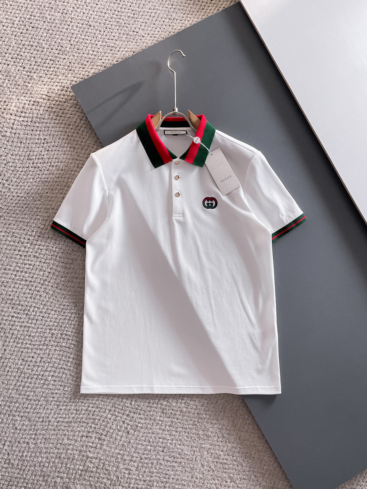 NO:510324,Gucci 2025ss summer new letter logo men's lapel Polo shirt!  Classic business men's style, high-end men's style at the ceiling level of business men's style!  Simple, fashionable and elegant, single-wearing inner wear is decent, quality control/detail control takes away, low-key, luxurious and connotative!  Customer-supplied fixed mesh flooring cotton cloth is carefully made, the surface of the fabric is evenly arranged and neatly arranged, with excellent breathability and heat dissipation and sweat resistance, and the comfort level of the upper body is completely better than that of ordinary single-sided sweat cloth tissue!  The classic brand LOGO logo on the chest is created with top-level craftsmanship. The LOGO has three-dimensional, clear and full texture, and is an extraordinary product in the classic field whether it is inner wear or single wear!  The exquisite cutting process, the processing of every detail is very standard and delicate, and it is comparable to that of ordinary LOW products on the market. Men must enter the basic versatile Polo shirts!  Multi-color Size m-3xl, gucci,alexander wang19860909古驰 2025ss夏季新款字母logo男士翻领Polo衫！经典商务男款,高端男装的天花板级别的商务男款！简约时尚大气不失优雅,单穿内搭体面过人,品质控/细节控的闭眼带走,低调又奢华有内涵！ 客供定织网眼珠地棉布精心制成,面料表面排列均匀整齐的网眼纹理,透气性和散热排汗性极佳,上身舒适程度完全优于普通单面汗布组织！胸前经典的品牌LOGO标识,采用顶级工艺打造,LOGO立体清晰饱满,质感非凡的特质,无论是内搭还是单穿都是一款经典领域的产品！精妙绝伦的裁剪工艺,每一个细节处理的非常标准细腻,非市面一般LOW货可以媲美的,男士必入基础百搭款Polo衫推荐！ 颜色多颜色 尺码m-3xl,,gucci,alexander wang,Men's clothing