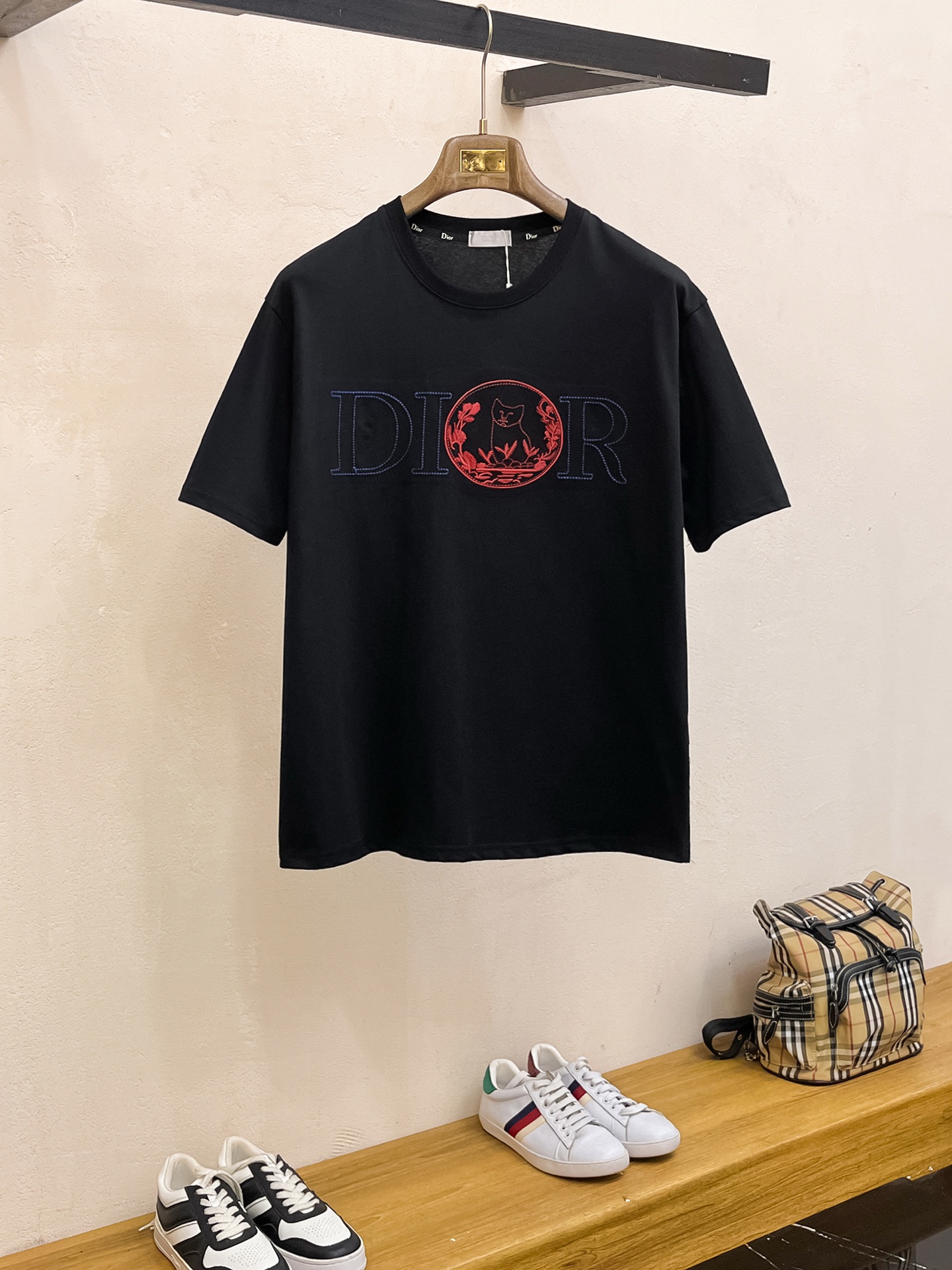 NO:477284,Dior 2025 summer new short-sleeved T-shirt, the personalized art series exclusively launched on the entire network. The versatile details are perfectly processed and pure cotton fabric is very exquisite. Original fabric. The same high-quality and comfortable hand feels very fashionable and personalized. A super versatile and beautiful style for men and women. The same color is black and white. The number of numbers M-3XL, dior, T-shirt,tees, t-shirt,alexander wang19860909迪奥2025夏季新款短袖T恤,个性艺术系列全网独家首发 百搭款细节处理完美纯棉面料十分精致 原版面料 网红明星同款高版本 高品质手感非常舒服 时尚又个性 超级百搭好看的一款男女同款颜色黑、白 码数M-3XL,,dior,T-shirt,tees，t-shirt,alexander wang,Men's clothing