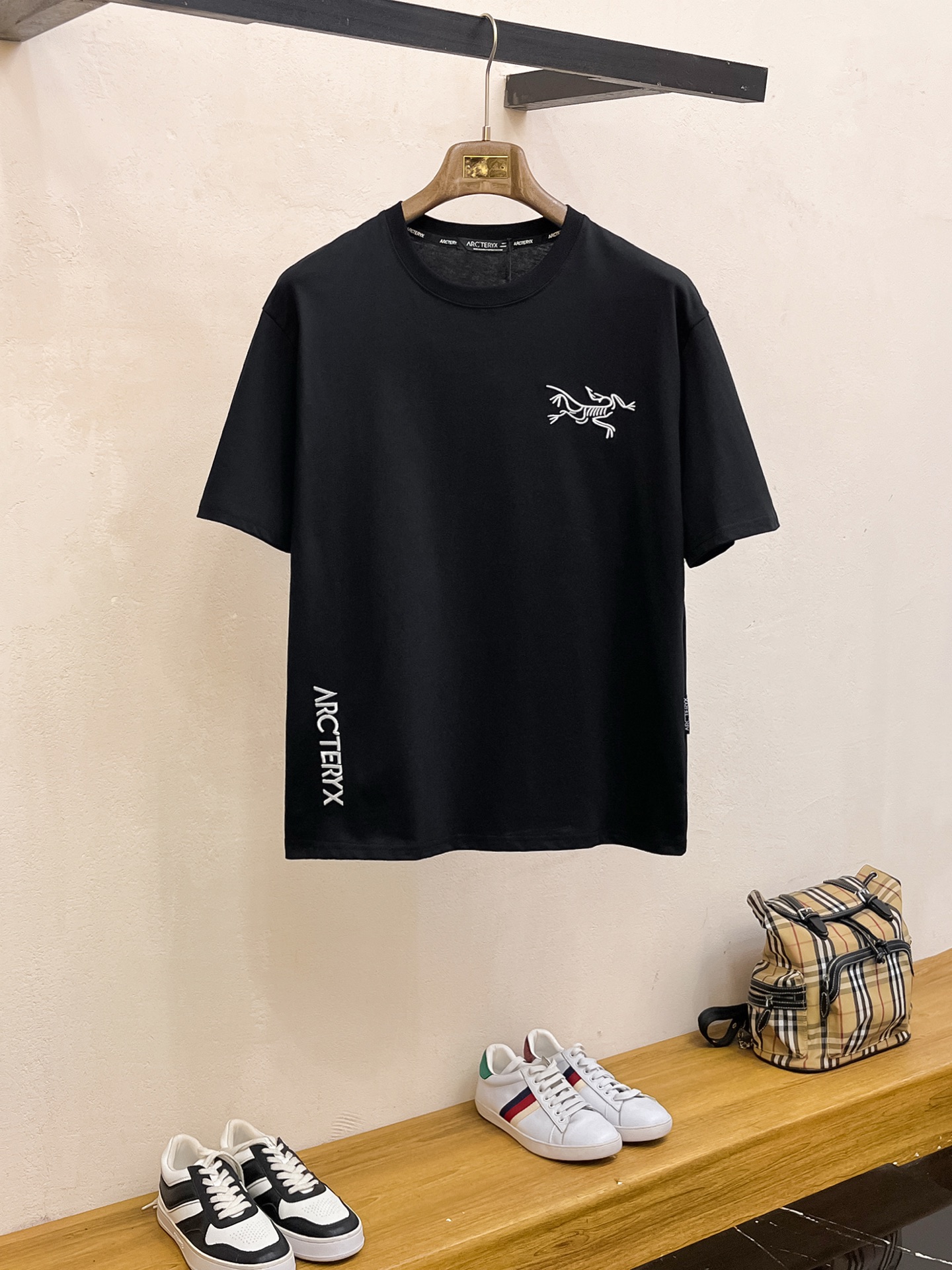 NO:477275,Archaeoptera Bird's new short-sleeved T-shirt in summer 2025, the personalized art series exclusively released on the entire network. The versatile details are perfectly processed and pure cotton fabric is very exquisite. Original fabric. The same high-quality and comfortable hand feels very fashionable and personalized. A super versatile and beautiful style for men and women. The same color is black and white. Number M-3XL, arc'teryx, T-shirt,tees, t-shirt,alexander wang19860909始祖鸟2025夏季新款短袖T恤,个性艺术系列全网独家首发 百搭款细节处理完美纯棉面料十分精致 原版面料 网红明星同款高版本 高品质手感非常舒服 时尚又个性 超级百搭好看的一款男女同款颜色黑、白 码数M-3XL,arc'teryx,T-shirt,tees，t-shirt,alexander wang,Men's clothing