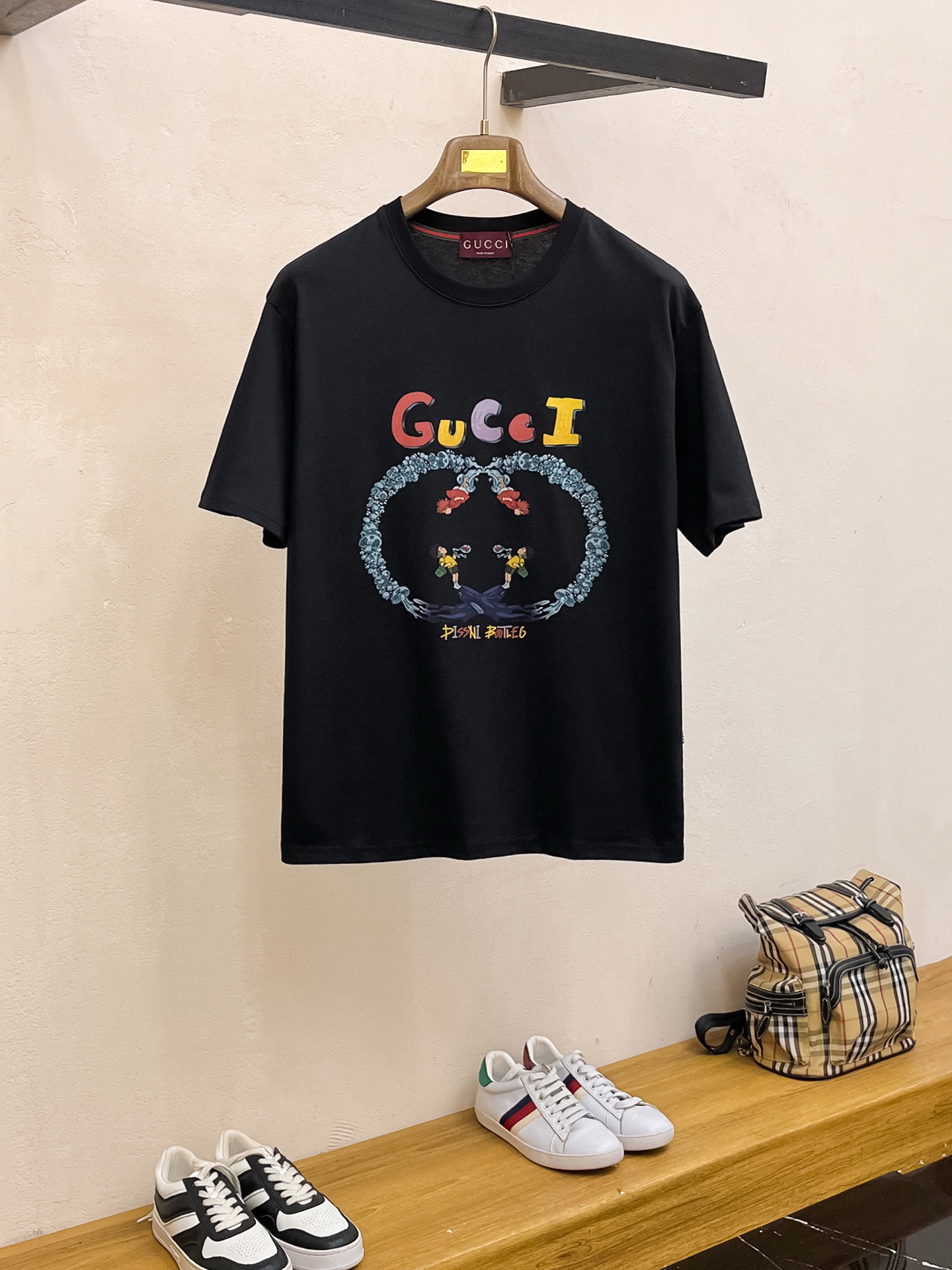 NO:477267,Gucci 2025 summer new short-sleeved T-shirt, the personalized art series exclusively released on the entire network. The versatile details are perfectly processed and pure cotton fabric is very exquisite. Original fabric. The same high-quality and comfortable hand feels very fashionable and personalized. A super versatile and beautiful style for men and women. The same color is black and white. The number of numbers M-3XL, gucci, T-shirt,tees, t-shirt,alexander wang19860909古驰2025夏季新款短袖T恤,个性艺术系列全网独家首发 百搭款细节处理完美纯棉面料十分精致 原版面料 网红明星同款高版本 高品质手感非常舒服 时尚又个性 超级百搭好看的一款男女同款颜色黑、白 码数M-3XL,,gucci,T-shirt,tees，t-shirt,alexander wang,Men's clothing