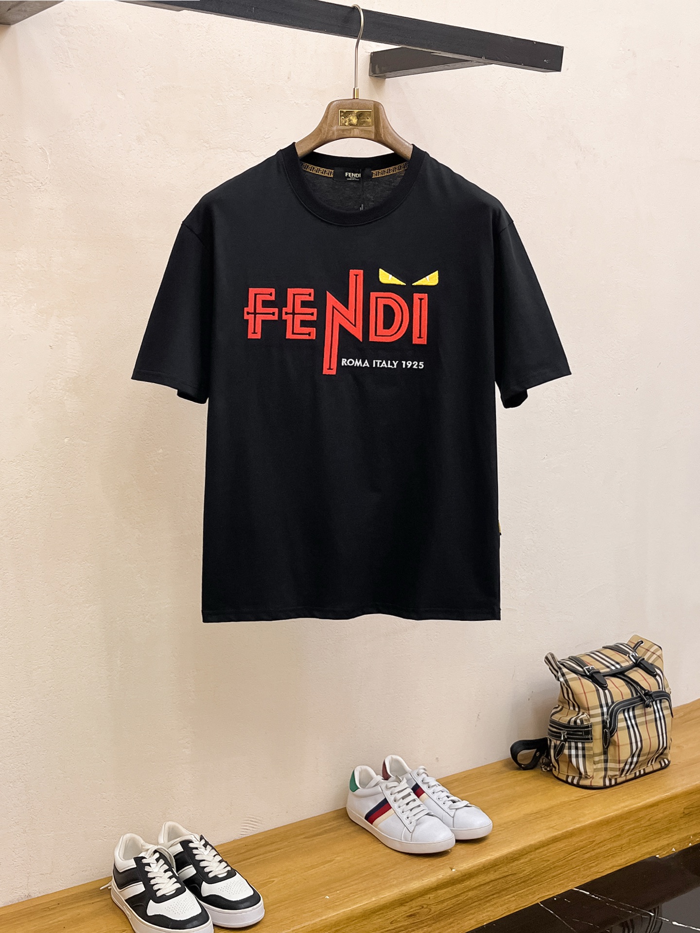 NO:477259,Fendi 2025 summer new short-sleeved T-shirt, the personalized art series exclusively released on the entire network. The versatile details are perfectly processed and pure cotton fabric is very exquisite. Original fabric. The same high-quality and comfortable hand feels very fashionable and personalized. A super versatile and beautiful style for men and women. The same color is black and white. M-3XL, fendi, T-shirt,tees, t-shirt,alexander wang19860909芬迪2025夏季新款短袖T恤,个性艺术系列全网独家首发 百搭款细节处理完美纯棉面料十分精致 原版面料 网红明星同款高版本 高品质手感非常舒服 时尚又个性 超级百搭好看的一款男女同款颜色黑、白 码数M-3XL,,fendi,T-shirt,tees，t-shirt,alexander wang,Men's clothing