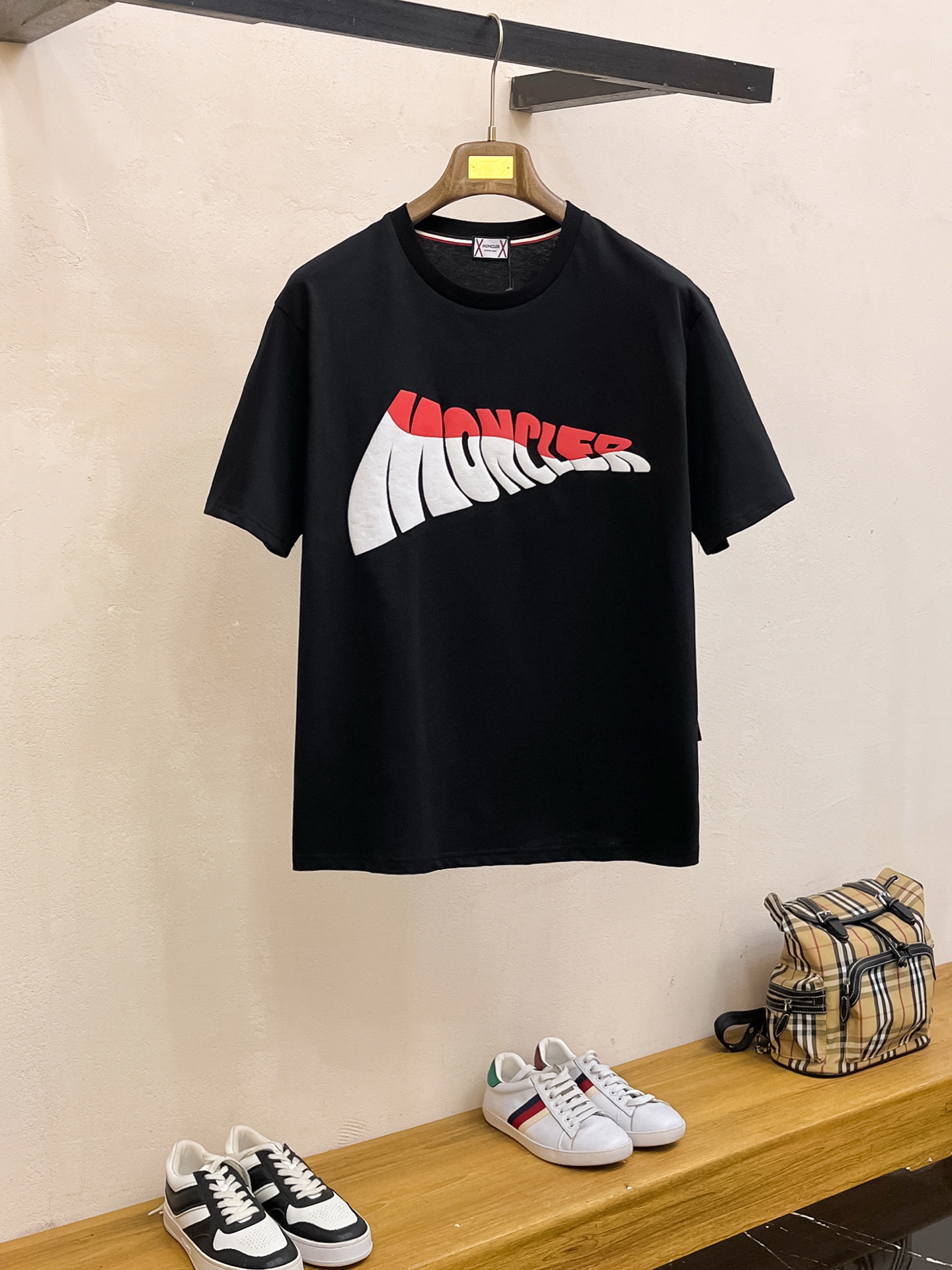 NO:477329,The new short-sleeved T-shirt for the 2025 summer, the personalized art series exclusively released on the entire network. The versatile details are perfectly processed and pure cotton fabric is very exquisite. The original fabric is the same as the Internet celebrity celebrity and the same style. The high-quality feel is very comfortable. Fashionable and personalized. The super versatile and beautiful style is the same as the men and women. The same color is black and white. The number of numbers M-3XL, Moncler, T-shirt,tees, t-shirt,alexander wang19860909蒙口2025夏季新款短袖T恤,个性艺术系列全网独家首发 百搭款细节处理完美纯棉面料十分精致 原版面料 网红明星同款高版本 高品质手感非常舒服 时尚又个性 超级百搭好看的一款男女同款颜色黑、白 码数M-3XL,,Moncler,T-shirt,tees，t-shirt,alexander wang,Men's clothing