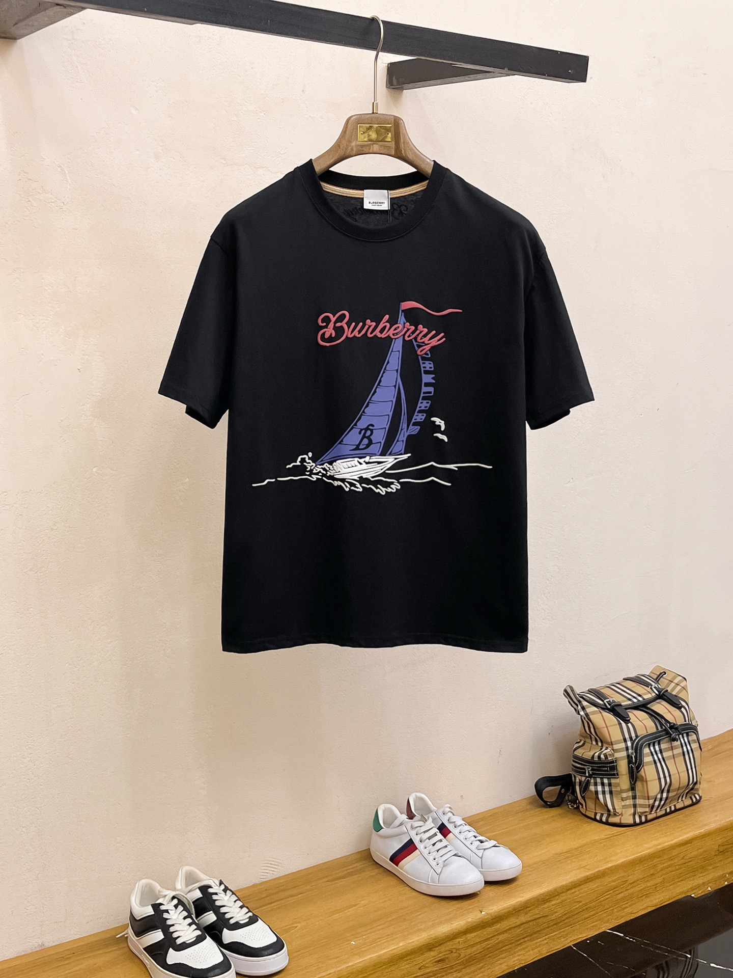 NO:477322,Burberry's new short-sleeved T-shirt in summer 2025, the personalized art series exclusively released on the entire network. The versatile details are perfectly processed and pure cotton fabric is very exquisite. Original fabric. The same high-quality and comfortable hand feels very fashionable and personalized. A super versatile and beautiful style for men and women. The same color is black and white. M-3XL, burberry, T-shirt,tees, t-shirt,alexander wang19860909巴宝莉2025夏季新款短袖T恤,个性艺术系列全网独家首发 百搭款细节处理完美纯棉面料十分精致 原版面料 网红明星同款高版本 高品质手感非常舒服 时尚又个性 超级百搭好看的一款男女同款颜色黑、白 码数M-3XL,,burberry,T-shirt,tees，t-shirt,alexander wang,Men's clothing