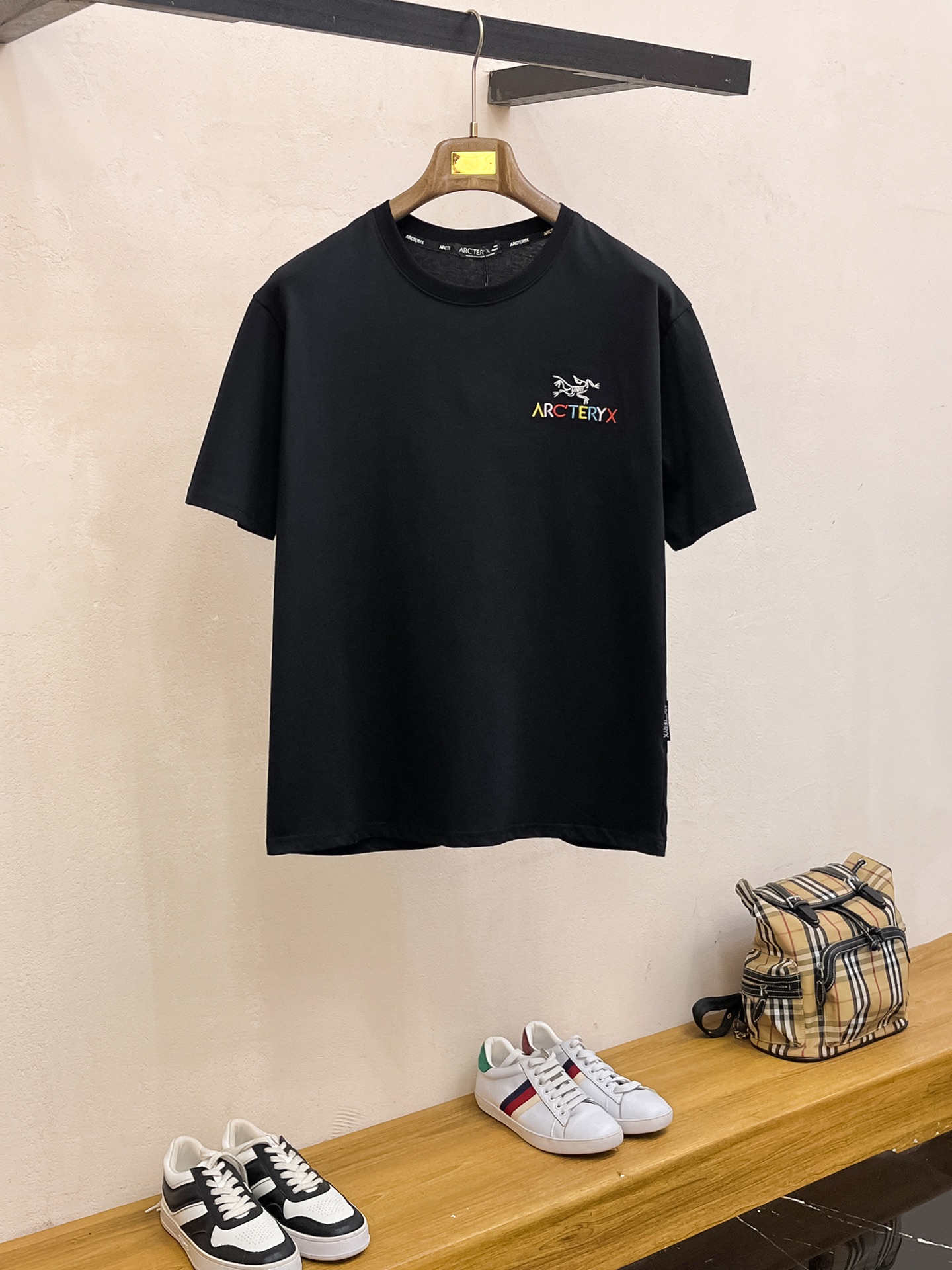 NO:477316,Archaeoptera Bird's new short-sleeved T-shirt in summer 2025, the personalized art series exclusively released on the entire network. The versatile details are perfectly processed and pure cotton fabric is very exquisite. Original fabric. The same high-quality and comfortable hand feels very fashionable and personalized. A super versatile and beautiful style for men and women. The same color is black and white. Number M-3XL, arc'teryx, T-shirt,tees, t-shirt,alexander wang19860909始祖鸟2025夏季新款短袖T恤,个性艺术系列全网独家首发 百搭款细节处理完美纯棉面料十分精致 原版面料 网红明星同款高版本 高品质手感非常舒服 时尚又个性 超级百搭好看的一款男女同款颜色黑、白 码数M-3XL,arc'teryx,T-shirt,tees，t-shirt,alexander wang,Men's clothing