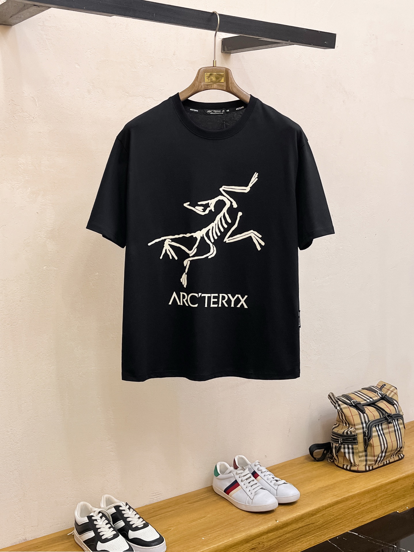 NO:477292,Archaeoptera Bird's new short-sleeved T-shirt in summer 2025, the personalized art series exclusively released on the entire network. The versatile details are perfectly processed and pure cotton fabric is very exquisite. Original fabric. The same high-quality and comfortable hand feels very fashionable and personalized. A super versatile and beautiful style for men and women. The same color is black and white. Number M-3XL, arc'teryx, T-shirt,tees, t-shirt,alexander wang19860909始祖鸟2025夏季新款短袖T恤,个性艺术系列全网独家首发 百搭款细节处理完美纯棉面料十分精致 原版面料 网红明星同款高版本 高品质手感非常舒服 时尚又个性 超级百搭好看的一款男女同款颜色黑、白 码数M-3XL,arc'teryx,T-shirt,tees，t-shirt,alexander wang,Men's clothing