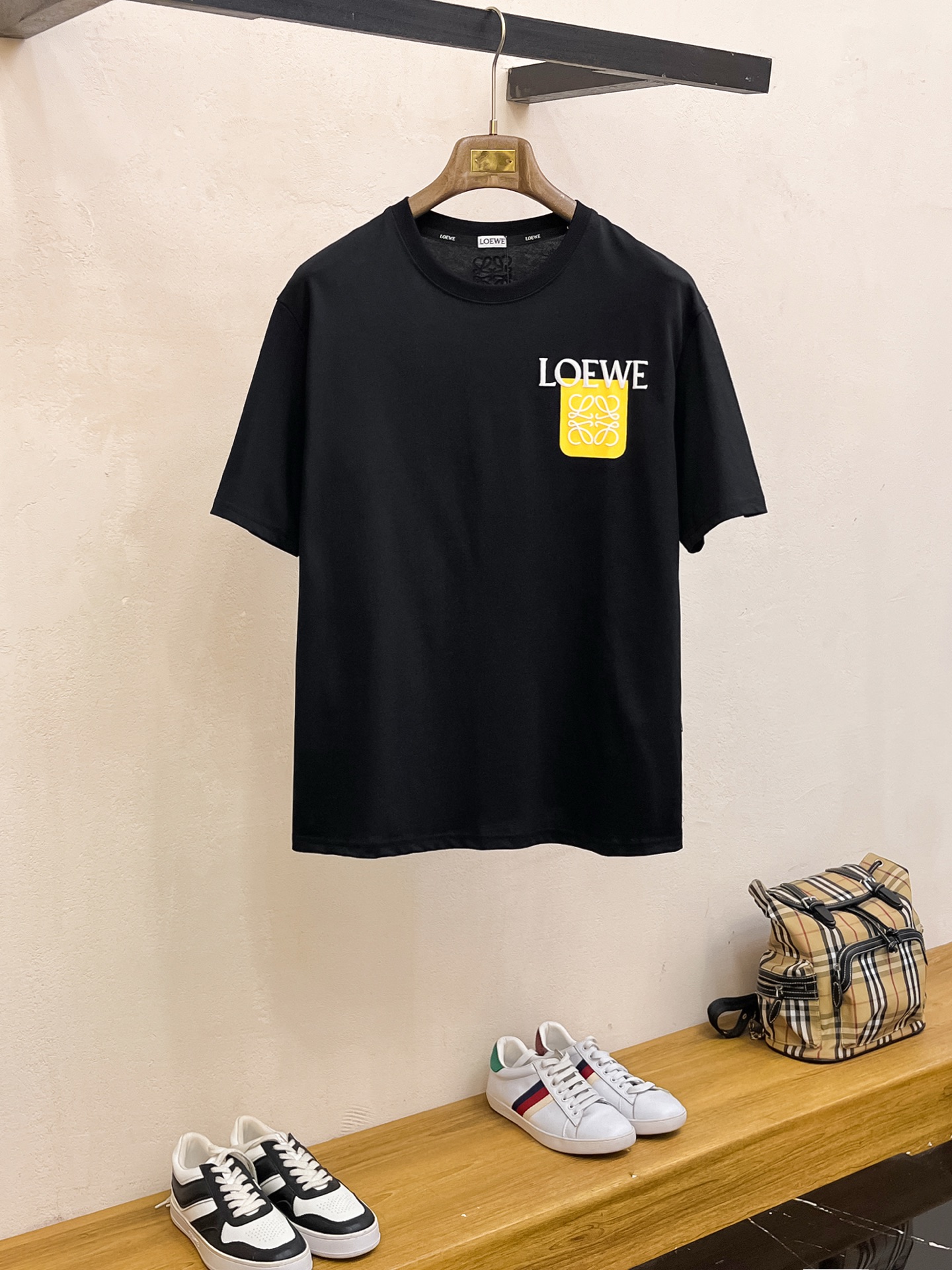 NO:477300,Luo Yiwei's new short-sleeved T-shirt in summer 2025, the personalized art series exclusively launched on the entire network. The versatile details are perfectly processed and pure cotton fabric is very exquisite. Original fabric. The same high-quality and comfortable hand feels very fashionable and personalized. A super versatile and beautiful style for men and women. The same color is black and white. The number of numbers M-3XL, loewe, T-shirt,tees, t-shirt,alexander wang19860909罗意威2025夏季新款短袖T恤,个性艺术系列全网独家首发 百搭款细节处理完美纯棉面料十分精致 原版面料 网红明星同款高版本 高品质手感非常舒服 时尚又个性 超级百搭好看的一款男女同款颜色黑、白 码数M-3XL,,loewe,T-shirt,tees，t-shirt,alexander wang,Men's clothing