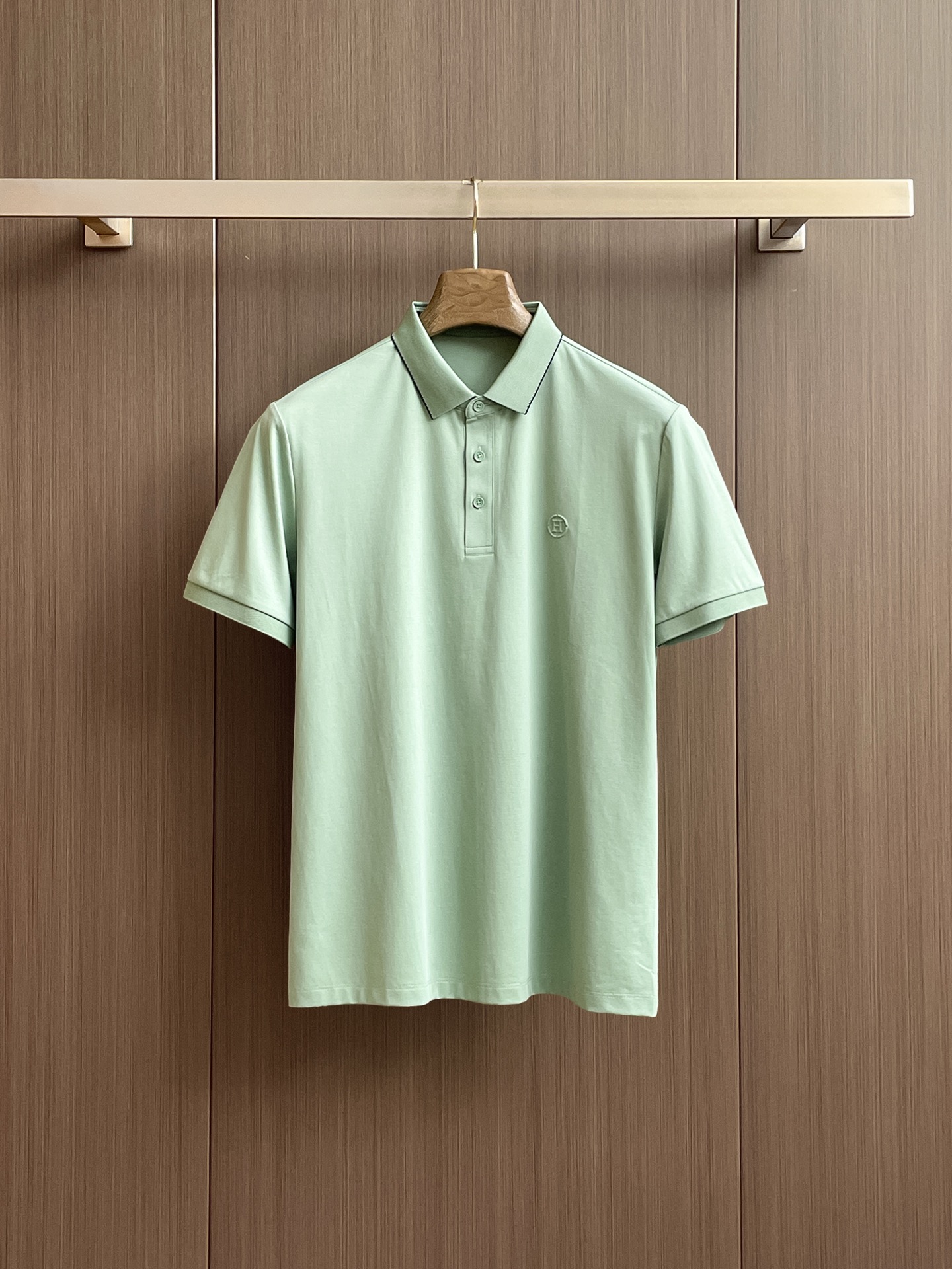 NO:469506,Hermes 2025ss summer new letter logo men's lapel Polo shirt!  Classic business men's style, high-end men's style at the ceiling level of business men's style!  Simple, fashionable and elegant, single-wearing inner wear is decent, quality control/detail control takes away, low-key, luxurious and connotative!  Customer-supplied fixed mesh flooring cotton cloth is carefully made, the surface of the fabric is evenly arranged and neatly arranged, with excellent breathability and heat dissipation and sweat resistance, and the comfort level of the upper body is completely better than that of ordinary single-sided sweat cloth tissue!  The classic brand LOGO logo on the chest is created with top-level craftsmanship. The LOGO has three-dimensional, clear and full texture, and is an extraordinary product in the classic field whether it is inner wear or single wear!  The exquisite cutting process, the processing of every detail is very standard and delicate, and it is comparable to that of ordinary LOW products on the market. Men must enter the basic versatile Polo shirts!  Multi-color Size m-3xl, hermes,alexander wang19860909爱马仕 2025ss夏季新款字母logo男士翻领Polo衫！经典商务男款,高端男装的天花板级别的商务男款！简约时尚大气不失优雅,单穿内搭体面过人,品质控/细节控的闭眼带走,低调又奢华有内涵！ 客供定织网眼珠地棉布精心制成,面料表面排列均匀整齐的网眼纹理,透气性和散热排汗性极佳,上身舒适程度完全优于普通单面汗布组织！胸前经典的品牌LOGO标识,采用顶级工艺打造,LOGO立体清晰饱满,质感非凡的特质,无论是内搭还是单穿都是一款经典领域的产品！精妙绝伦的裁剪工艺,每一个细节处理的非常标准细腻,非市面一般LOW货可以媲美的,男士必入基础百搭款Polo衫推荐！ 颜色多颜色 尺码m-3xl,,hermes,alexander wang,Men's clothing