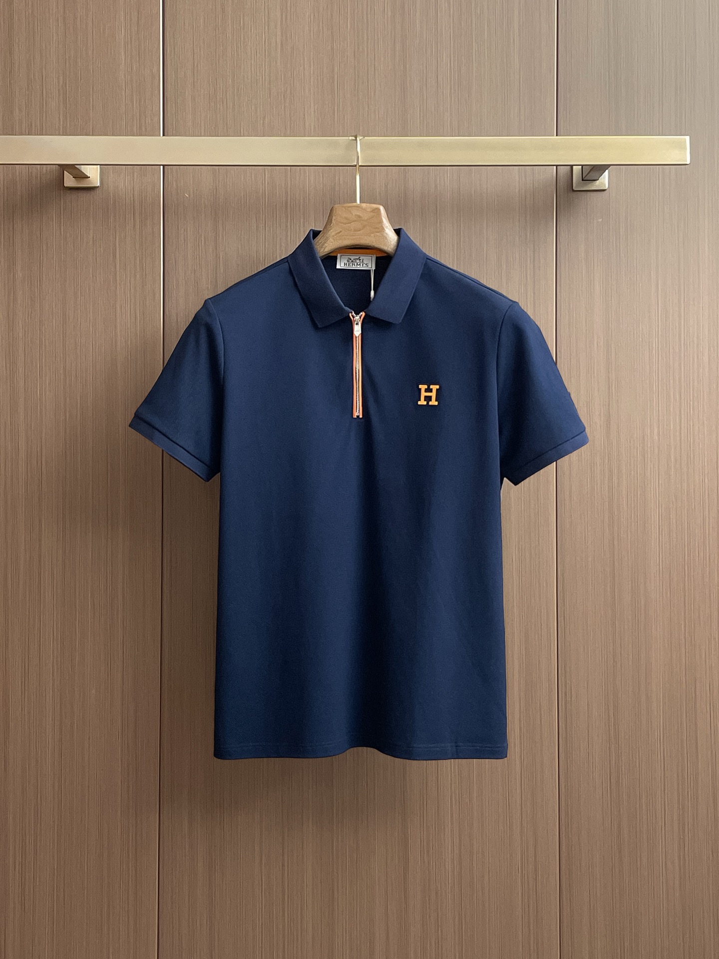 NO:469555,Hermes 2025ss summer new letter logo men's lapel Polo shirt!  Classic business men's style, high-end men's style at the ceiling level of business men's style!  Simple, fashionable and elegant, single-wearing inner wear is decent, quality control/detail control takes away, low-key, luxurious and connotative!  Customer-supplied fixed mesh flooring cotton cloth is carefully made, the surface of the fabric is evenly arranged and neatly arranged, with excellent breathability and heat dissipation and sweat resistance, and the comfort level of the upper body is completely better than that of ordinary single-sided sweat cloth tissue!  The classic brand LOGO logo on the chest is created with top-level craftsmanship. The LOGO has three-dimensional, clear and full texture, and is an extraordinary product in the classic field whether it is inner wear or single wear!  The exquisite cutting process, the processing of every detail is very standard and delicate, and it is comparable to that of ordinary LOW products on the market. Men must enter the basic versatile Polo shirts!  Multi-color Size m-3xl, hermes,alexander wang19860909爱马仕 2025ss夏季新款字母logo男士翻领Polo衫！经典商务男款,高端男装的天花板级别的商务男款！简约时尚大气不失优雅,单穿内搭体面过人,品质控/细节控的闭眼带走,低调又奢华有内涵！ 客供定织网眼珠地棉布精心制成,面料表面排列均匀整齐的网眼纹理,透气性和散热排汗性极佳,上身舒适程度完全优于普通单面汗布组织！胸前经典的品牌LOGO标识,采用顶级工艺打造,LOGO立体清晰饱满,质感非凡的特质,无论是内搭还是单穿都是一款经典领域的产品！精妙绝伦的裁剪工艺,每一个细节处理的非常标准细腻,非市面一般LOW货可以媲美的,男士必入基础百搭款Polo衫推荐！ 颜色多颜色 尺码m-3xl,,hermes,alexander wang,Men's clothing