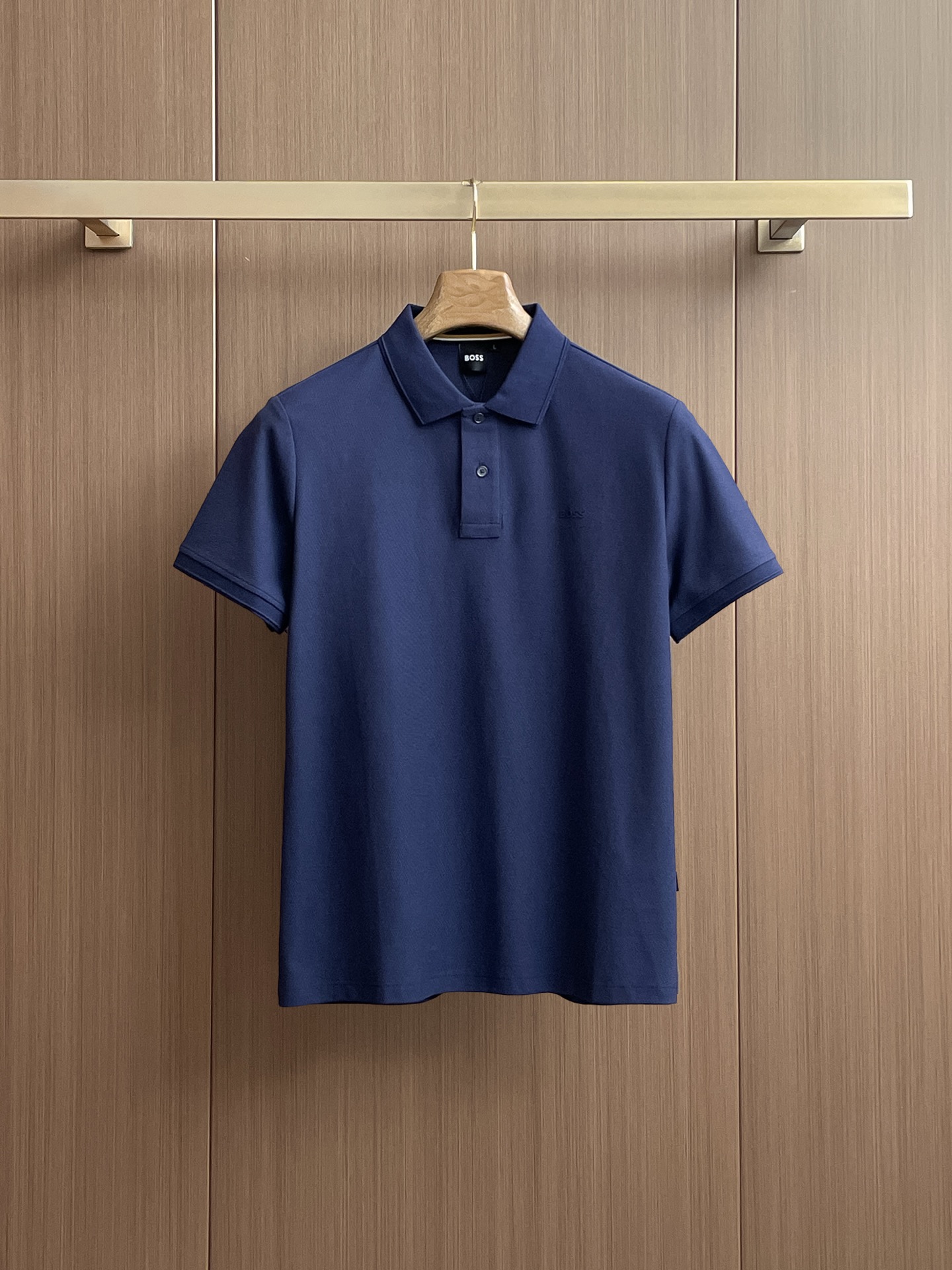 NO:469547,Boss 2025ss summer new letter logo men's lapel Polo shirt!  Classic business men's style, high-end men's style at the ceiling level of business men's style!  Simple, fashionable and elegant, single-wearing inner wear is decent, quality control/detail control takes away, low-key, luxurious and connotative!  Customer-supplied fixed mesh flooring cotton cloth is carefully made, the surface of the fabric is evenly arranged and neatly arranged, with excellent breathability and heat dissipation and sweat resistance, and the comfort level of the upper body is completely better than that of ordinary single-sided sweat cloth tissue!  The classic brand LOGO logo on the chest is created with top-level craftsmanship. The LOGO has three-dimensional, clear and full texture, and is an extraordinary product in the classic field whether it is inner wear or single wear!  The exquisite cutting process, the processing of every detail is very standard and delicate, and it is comparable to that of ordinary LOW products on the market. Men must enter the basic versatile Polo shirts!  Multi-color Size m-3xl, alexander wang19860909boss 2025ss夏季新款字母logo男士翻领Polo衫！经典商务男款,高端男装的天花板级别的商务男款！简约时尚大气不失优雅,单穿内搭体面过人,品质控/细节控的闭眼带走,低调又奢华有内涵！ 客供定织网眼珠地棉布精心制成,面料表面排列均匀整齐的网眼纹理,透气性和散热排汗性极佳,上身舒适程度完全优于普通单面汗布组织！胸前经典的品牌LOGO标识,采用顶级工艺打造,LOGO立体清晰饱满,质感非凡的特质,无论是内搭还是单穿都是一款经典领域的产品！精妙绝伦的裁剪工艺,每一个细节处理的非常标准细腻,非市面一般LOW货可以媲美的,男士必入基础百搭款Polo衫推荐！ 颜色多颜色 尺码m-3xl,,alexander wang,Men's clothing