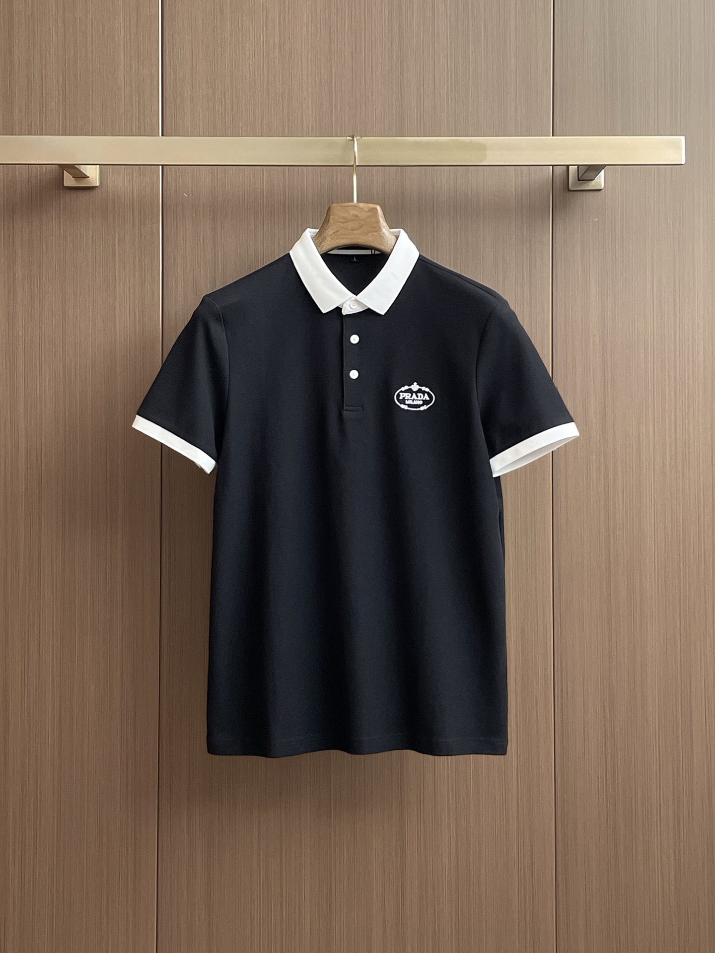 NO:469542,Prada 2025ss summer new letter logo men's lapel Polo shirt!  Classic business men's style, high-end men's style at the ceiling level of business men's style!  Simple, fashionable and elegant, single-wearing inner wear is decent, quality control/detail control takes away, low-key, luxurious and connotative!  Customer-supplied fixed mesh flooring cotton cloth is carefully made, the surface of the fabric is evenly arranged and neatly arranged, with excellent breathability and heat dissipation and sweat resistance, and the comfort level of the upper body is completely better than that of ordinary single-sided sweat cloth tissue!  The classic brand LOGO logo on the chest is created with top-level craftsmanship. The LOGO has three-dimensional, clear and full texture, and is an extraordinary product in the classic field whether it is inner wear or single wear!  The exquisite cutting process, the processing of every detail is very standard and delicate, and it is comparable to that of ordinary LOW products on the market. Men must enter the basic versatile Polo shirts!  Multi-color Size m-3xl, Prada, alexander wang19860909普拉达 2025ss夏季新款字母logo男士翻领Polo衫！经典商务男款,高端男装的天花板级别的商务男款！简约时尚大气不失优雅,单穿内搭体面过人,品质控/细节控的闭眼带走,低调又奢华有内涵！ 客供定织网眼珠地棉布精心制成,面料表面排列均匀整齐的网眼纹理,透气性和散热排汗性极佳,上身舒适程度完全优于普通单面汗布组织！胸前经典的品牌LOGO标识,采用顶级工艺打造,LOGO立体清晰饱满,质感非凡的特质,无论是内搭还是单穿都是一款经典领域的产品！精妙绝伦的裁剪工艺,每一个细节处理的非常标准细腻,非市面一般LOW货可以媲美的,男士必入基础百搭款Polo衫推荐！ 颜色多颜色 尺码m-3xl,,prada,alexander wang,Men's clothing