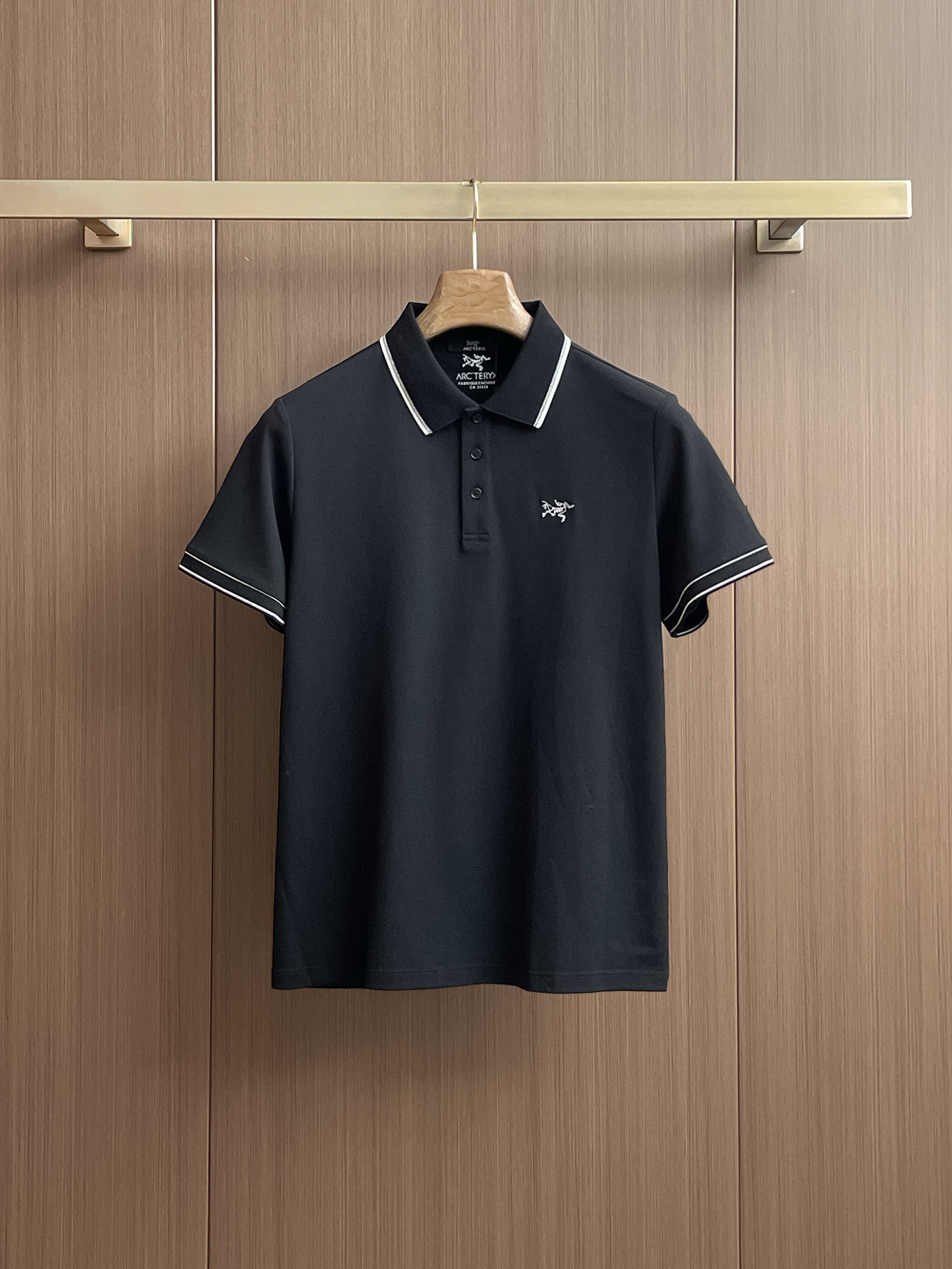 NO:469535,Archaeoptera Bird 2025ss summer new letter logo men's lapel Polo shirt!  Classic business men's style, high-end men's style at the ceiling level of business men's style!  Simple, fashionable and elegant, single-wearing inner wear is decent, quality control/detail control takes away, low-key, luxurious and connotative!  Customer-supplied fixed mesh flooring cotton cloth is carefully made, the surface of the fabric is evenly arranged and neatly arranged, with excellent breathability and heat dissipation and sweat resistance, and the comfort level of the upper body is completely better than that of ordinary single-sided sweat cloth tissue!  The classic brand LOGO logo on the chest is created with top-level craftsmanship. The LOGO has three-dimensional, clear and full texture, and is an extraordinary product in the classic field whether it is inner wear or single wear!  The exquisite cutting process, the processing of every detail is very standard and delicate, and it is comparable to that of ordinary LOW products on the market. Men must enter the basic versatile Polo shirts!  Multi-color Size m-3xl,arc'teryx,alexander wang19860909始祖鸟 2025ss夏季新款字母logo男士翻领Polo衫！经典商务男款,高端男装的天花板级别的商务男款！简约时尚大气不失优雅,单穿内搭体面过人,品质控/细节控的闭眼带走,低调又奢华有内涵！ 客供定织网眼珠地棉布精心制成,面料表面排列均匀整齐的网眼纹理,透气性和散热排汗性极佳,上身舒适程度完全优于普通单面汗布组织！胸前经典的品牌LOGO标识,采用顶级工艺打造,LOGO立体清晰饱满,质感非凡的特质,无论是内搭还是单穿都是一款经典领域的产品！精妙绝伦的裁剪工艺,每一个细节处理的非常标准细腻,非市面一般LOW货可以媲美的,男士必入基础百搭款Polo衫推荐！ 颜色多颜色 尺码m-3xl,arc'teryx,alexander wang,Men's clothing