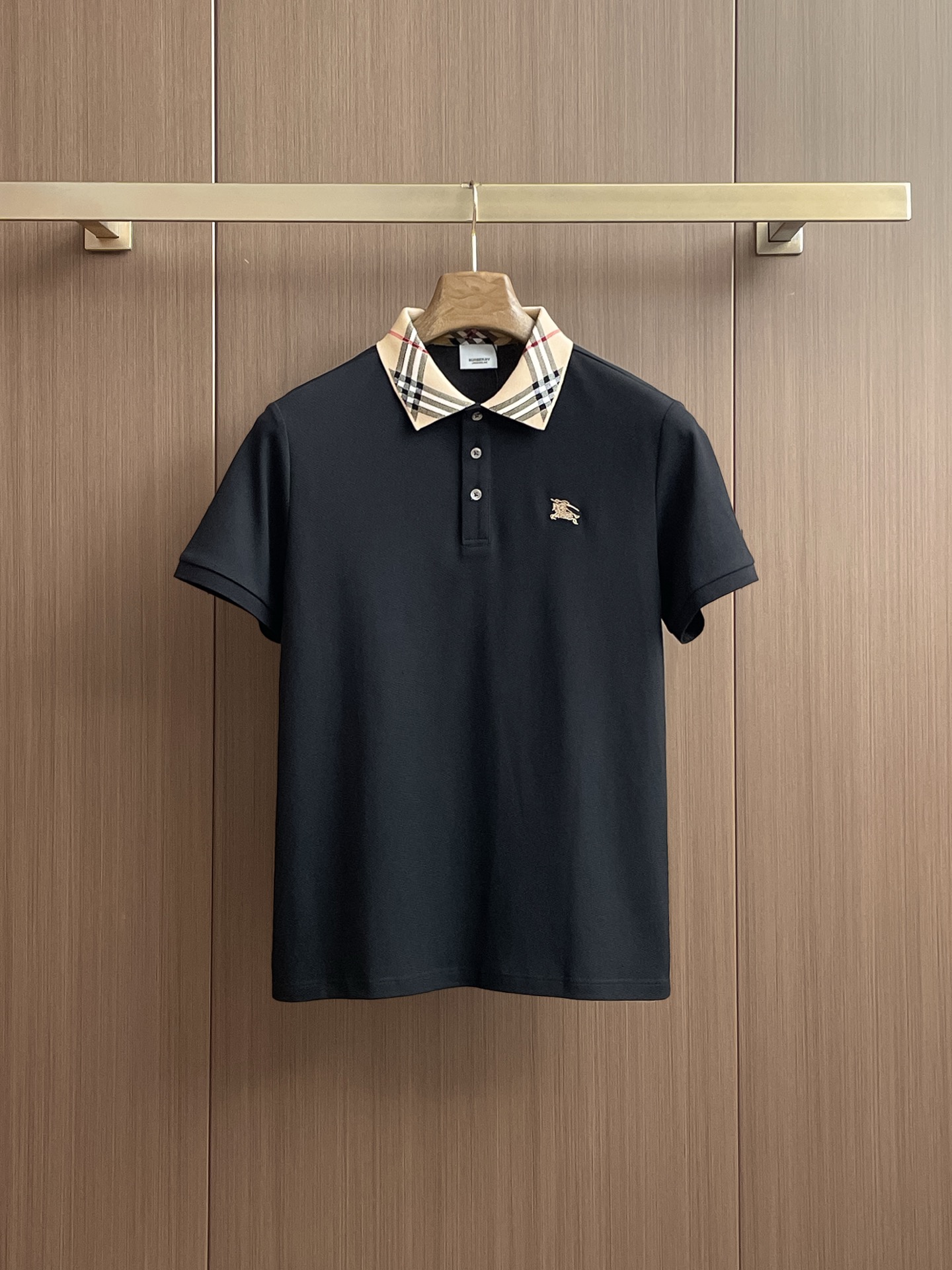 NO:469528,Burberry 2025ss summer new letter logo men's lapel Polo shirt!  Classic business men's style, high-end men's style at the ceiling level of business men's style!  Simple, fashionable and elegant, single-wearing inner wear is decent, quality control/detail control takes away, low-key, luxurious and connotative!  Customer-supplied fixed mesh flooring cotton cloth is carefully made, the surface of the fabric is evenly arranged and neatly arranged, with excellent breathability and heat dissipation and sweat resistance, and the comfort level of the upper body is completely better than that of ordinary single-sided sweat cloth tissue!  The classic brand LOGO logo on the chest is created with top-level craftsmanship. The LOGO has three-dimensional, clear and full texture, and is an extraordinary product in the classic field whether it is inner wear or single wear!  The exquisite cutting process, the processing of every detail is very standard and delicate, and it is comparable to that of ordinary LOW products on the market. Men must enter the basic versatile Polo shirts!  Multi-color Size m-3xl, Burberry, Alexander wang19860909巴宝莉 2025ss夏季新款字母logo男士翻领Polo衫！经典商务男款,高端男装的天花板级别的商务男款！简约时尚大气不失优雅,单穿内搭体面过人,品质控/细节控的闭眼带走,低调又奢华有内涵！ 客供定织网眼珠地棉布精心制成,面料表面排列均匀整齐的网眼纹理,透气性和散热排汗性极佳,上身舒适程度完全优于普通单面汗布组织！胸前经典的品牌LOGO标识,采用顶级工艺打造,LOGO立体清晰饱满,质感非凡的特质,无论是内搭还是单穿都是一款经典领域的产品！精妙绝伦的裁剪工艺,每一个细节处理的非常标准细腻,非市面一般LOW货可以媲美的,男士必入基础百搭款Polo衫推荐！ 颜色多颜色 尺码m-3xl,,burberry,alexander wang,Men's clothing
