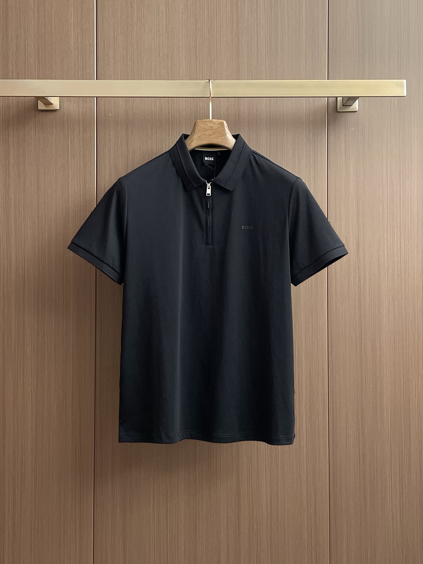 NO:469511,Boss 2025ss summer new letter logo men's lapel Polo shirt!  Classic business men's style, high-end men's style at the ceiling level of business men's style!  Simple, fashionable and elegant, single-wearing inner wear is decent, quality control/detail control takes away, low-key, luxurious and connotative!  Customer-supplied fixed mesh flooring cotton cloth is carefully made, the surface of the fabric is evenly arranged and neatly arranged, with excellent breathability and heat dissipation and sweat resistance, and the comfort level of the upper body is completely better than that of ordinary single-sided sweat cloth tissue!  The classic brand LOGO logo on the chest is created with top-level craftsmanship. The LOGO has three-dimensional, clear and full texture, and is an extraordinary product in the classic field whether it is inner wear or single wear!  The exquisite cutting process, the processing of every detail is very standard and delicate, and it is comparable to that of ordinary LOW products on the market. Men must enter the basic versatile Polo shirts!  Multi-color Size m-3xl, alexander wang19860909boss 2025ss夏季新款字母logo男士翻领Polo衫！经典商务男款,高端男装的天花板级别的商务男款！简约时尚大气不失优雅,单穿内搭体面过人,品质控/细节控的闭眼带走,低调又奢华有内涵！ 客供定织网眼珠地棉布精心制成,面料表面排列均匀整齐的网眼纹理,透气性和散热排汗性极佳,上身舒适程度完全优于普通单面汗布组织！胸前经典的品牌LOGO标识,采用顶级工艺打造,LOGO立体清晰饱满,质感非凡的特质,无论是内搭还是单穿都是一款经典领域的产品！精妙绝伦的裁剪工艺,每一个细节处理的非常标准细腻,非市面一般LOW货可以媲美的,男士必入基础百搭款Polo衫推荐！ 颜色多颜色 尺码m-3xl,,alexander wang,Men's clothing