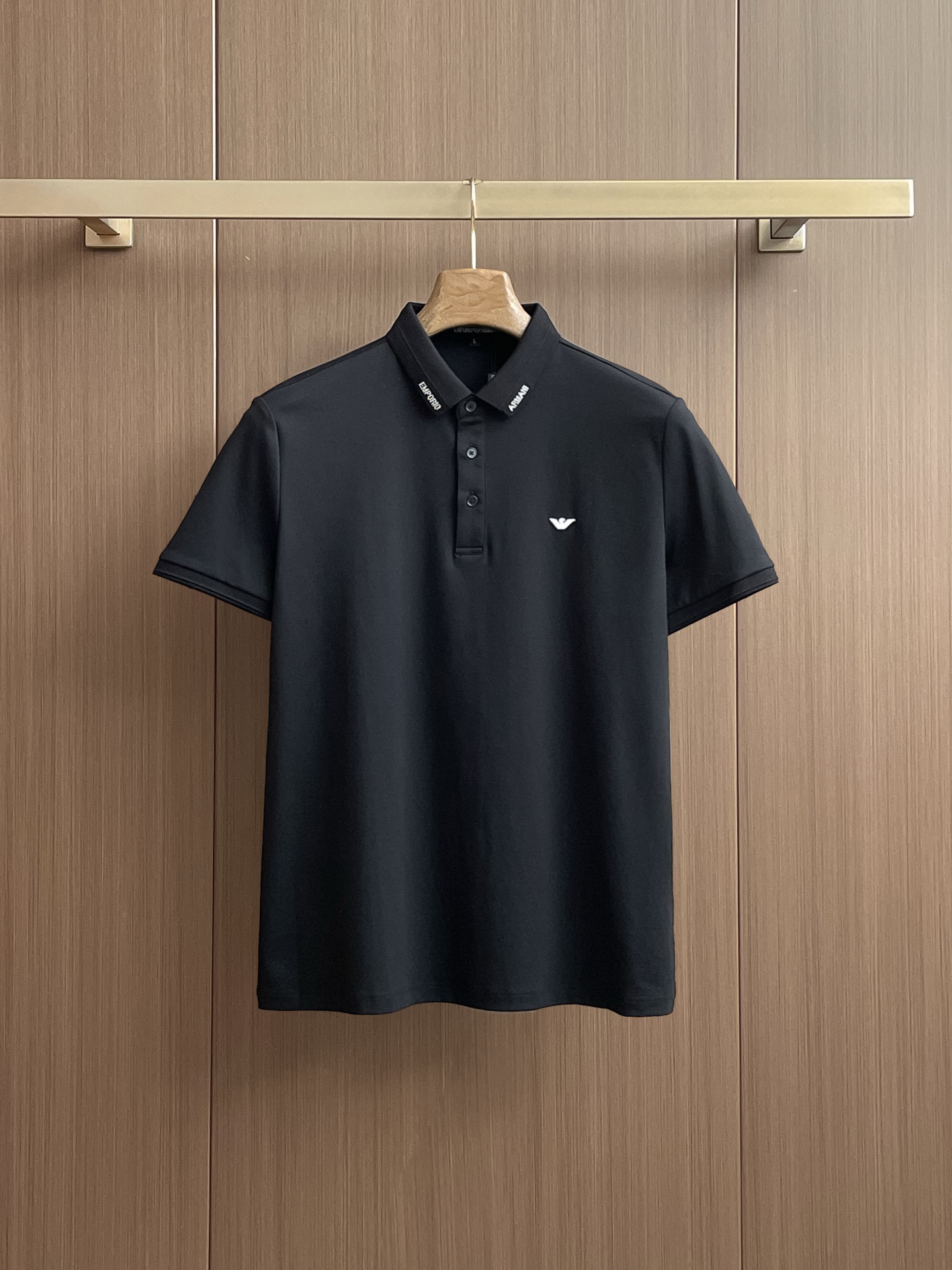 NO:469517,Hermes 2025ss summer new letter logo men's lapel Polo shirt!  Classic business men's style, high-end men's style at the ceiling level of business men's style!  Simple, fashionable and elegant, single-wearing inner wear is decent, quality control/detail control takes away, low-key, luxurious and connotative!  Customer-supplied fixed mesh flooring cotton cloth is carefully made, the surface of the fabric is evenly arranged and neatly arranged, with excellent breathability and heat dissipation and sweat resistance, and the comfort level of the upper body is completely better than that of ordinary single-sided sweat cloth tissue!  The classic brand LOGO logo on the chest is created with top-level craftsmanship. The LOGO has three-dimensional, clear and full texture, and is an extraordinary product in the classic field whether it is inner wear or single wear!  The exquisite cutting process, the processing of every detail is very standard and delicate, and it is comparable to that of ordinary LOW products on the market. Men must enter the basic versatile Polo shirts!  Multi-color Size m-3xl, hermes,alexander wang19860909爱马仕 2025ss夏季新款字母logo男士翻领Polo衫！经典商务男款,高端男装的天花板级别的商务男款！简约时尚大气不失优雅,单穿内搭体面过人,品质控/细节控的闭眼带走,低调又奢华有内涵！ 客供定织网眼珠地棉布精心制成,面料表面排列均匀整齐的网眼纹理,透气性和散热排汗性极佳,上身舒适程度完全优于普通单面汗布组织！胸前经典的品牌LOGO标识,采用顶级工艺打造,LOGO立体清晰饱满,质感非凡的特质,无论是内搭还是单穿都是一款经典领域的产品！精妙绝伦的裁剪工艺,每一个细节处理的非常标准细腻,非市面一般LOW货可以媲美的,男士必入基础百搭款Polo衫推荐！ 颜色多颜色 尺码m-3xl,,hermes,alexander wang,Men's clothing