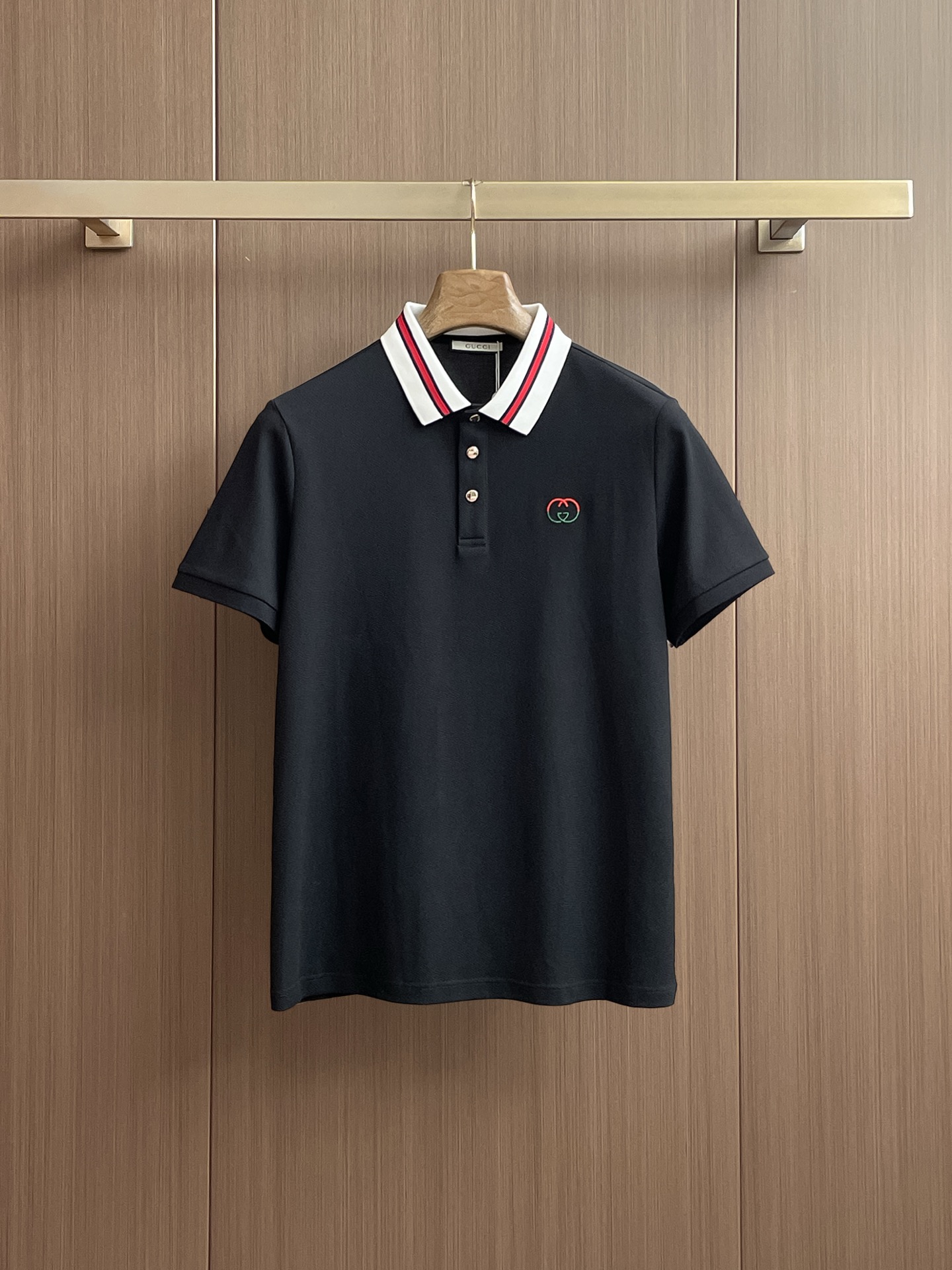 NO:469502,Gucci 2025ss summer new letter logo men's lapel Polo shirt!  Classic business men's style, high-end men's style at the ceiling level of business men's style!  Simple, fashionable and elegant, single-wearing inner wear is decent, quality control/detail control takes away, low-key, luxurious and connotative!  Customer-supplied fixed mesh flooring cotton cloth is carefully made, the surface of the fabric is evenly arranged and neatly arranged, with excellent breathability and heat dissipation and sweat resistance, and the comfort level of the upper body is completely better than that of ordinary single-sided sweat cloth tissue!  The classic brand LOGO logo on the chest is created with top-level craftsmanship. The LOGO has three-dimensional, clear and full texture, and is an extraordinary product in the classic field whether it is inner wear or single wear!  The exquisite cutting process, the processing of every detail is very standard and delicate, and it is comparable to that of ordinary LOW products on the market. Men must enter the basic versatile Polo shirts!  Multi-color Size m-3xl, gucci,alexander wang19860909古驰 2025ss夏季新款字母logo男士翻领Polo衫！经典商务男款,高端男装的天花板级别的商务男款！简约时尚大气不失优雅,单穿内搭体面过人,品质控/细节控的闭眼带走,低调又奢华有内涵！ 客供定织网眼珠地棉布精心制成,面料表面排列均匀整齐的网眼纹理,透气性和散热排汗性极佳,上身舒适程度完全优于普通单面汗布组织！胸前经典的品牌LOGO标识,采用顶级工艺打造,LOGO立体清晰饱满,质感非凡的特质,无论是内搭还是单穿都是一款经典领域的产品！精妙绝伦的裁剪工艺,每一个细节处理的非常标准细腻,非市面一般LOW货可以媲美的,男士必入基础百搭款Polo衫推荐！ 颜色多颜色 尺码m-3xl,,gucci,alexander wang,Men's clothing