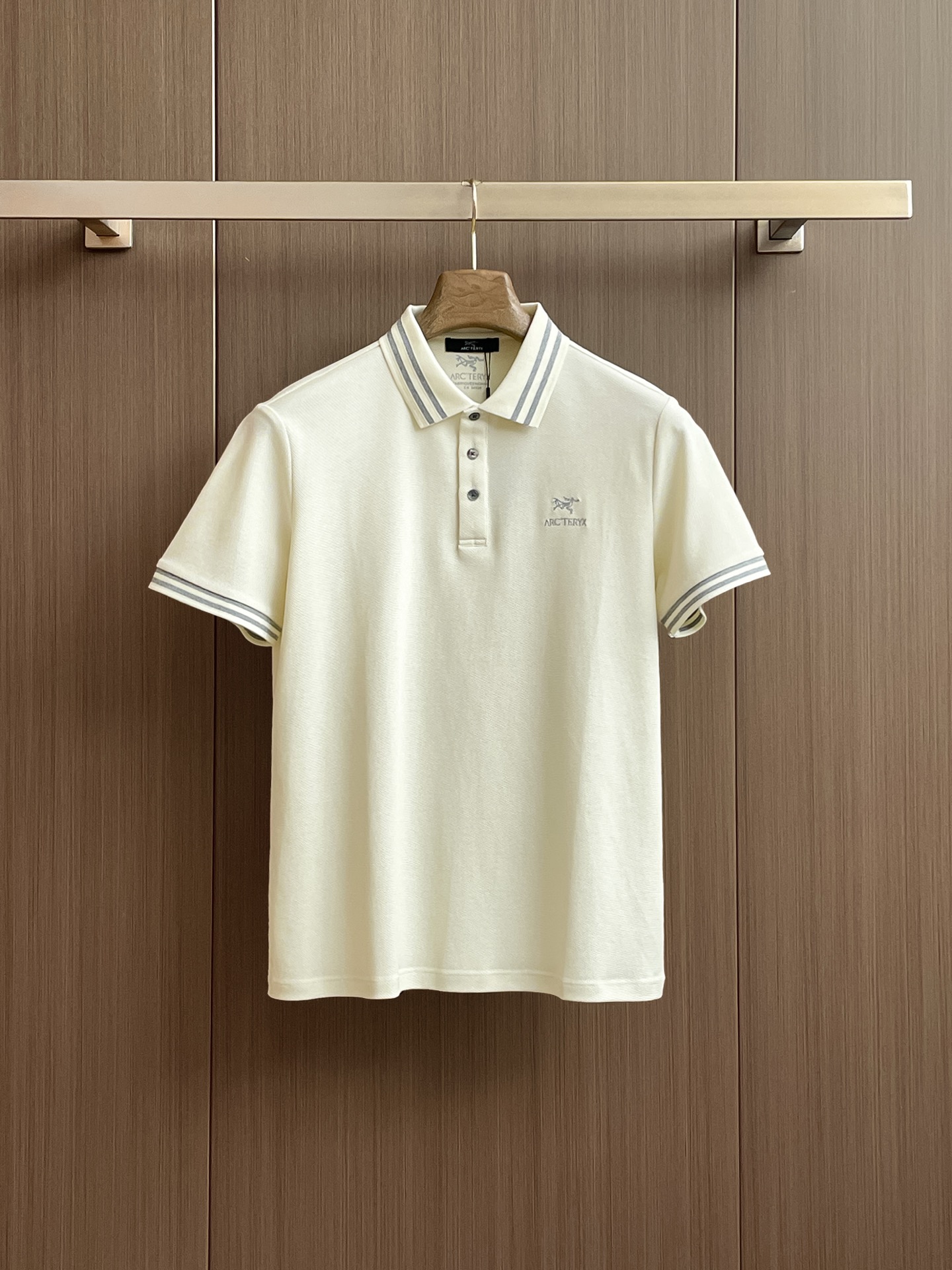 NO:469523,Archaeoptera Bird 2025ss summer new letter logo men's lapel Polo shirt!  Classic business men's style, high-end men's style at the ceiling level of business men's style!  Simple, fashionable and elegant, single-wearing inner wear is decent, quality control/detail control takes away, low-key, luxurious and connotative!  Customer-supplied fixed mesh flooring cotton cloth is carefully made, the surface of the fabric is evenly arranged and neatly arranged, with excellent breathability and heat dissipation and sweat resistance, and the comfort level of the upper body is completely better than that of ordinary single-sided sweat cloth tissue!  The classic brand LOGO logo on the chest is created with top-level craftsmanship. The LOGO has three-dimensional, clear and full texture, and is an extraordinary product in the classic field whether it is inner wear or single wear!  The exquisite cutting process, the processing of every detail is very standard and delicate, and it is comparable to that of ordinary LOW products on the market. Men must enter the basic versatile Polo shirts!  Multi-color Size m-3xl,arc'teryx,alexander wang19860909始祖鸟 2025ss夏季新款字母logo男士翻领Polo衫！经典商务男款,高端男装的天花板级别的商务男款！简约时尚大气不失优雅,单穿内搭体面过人,品质控/细节控的闭眼带走,低调又奢华有内涵！ 客供定织网眼珠地棉布精心制成,面料表面排列均匀整齐的网眼纹理,透气性和散热排汗性极佳,上身舒适程度完全优于普通单面汗布组织！胸前经典的品牌LOGO标识,采用顶级工艺打造,LOGO立体清晰饱满,质感非凡的特质,无论是内搭还是单穿都是一款经典领域的产品！精妙绝伦的裁剪工艺,每一个细节处理的非常标准细腻,非市面一般LOW货可以媲美的,男士必入基础百搭款Polo衫推荐！ 颜色多颜色 尺码m-3xl,arc'teryx,alexander wang,Men's clothing
