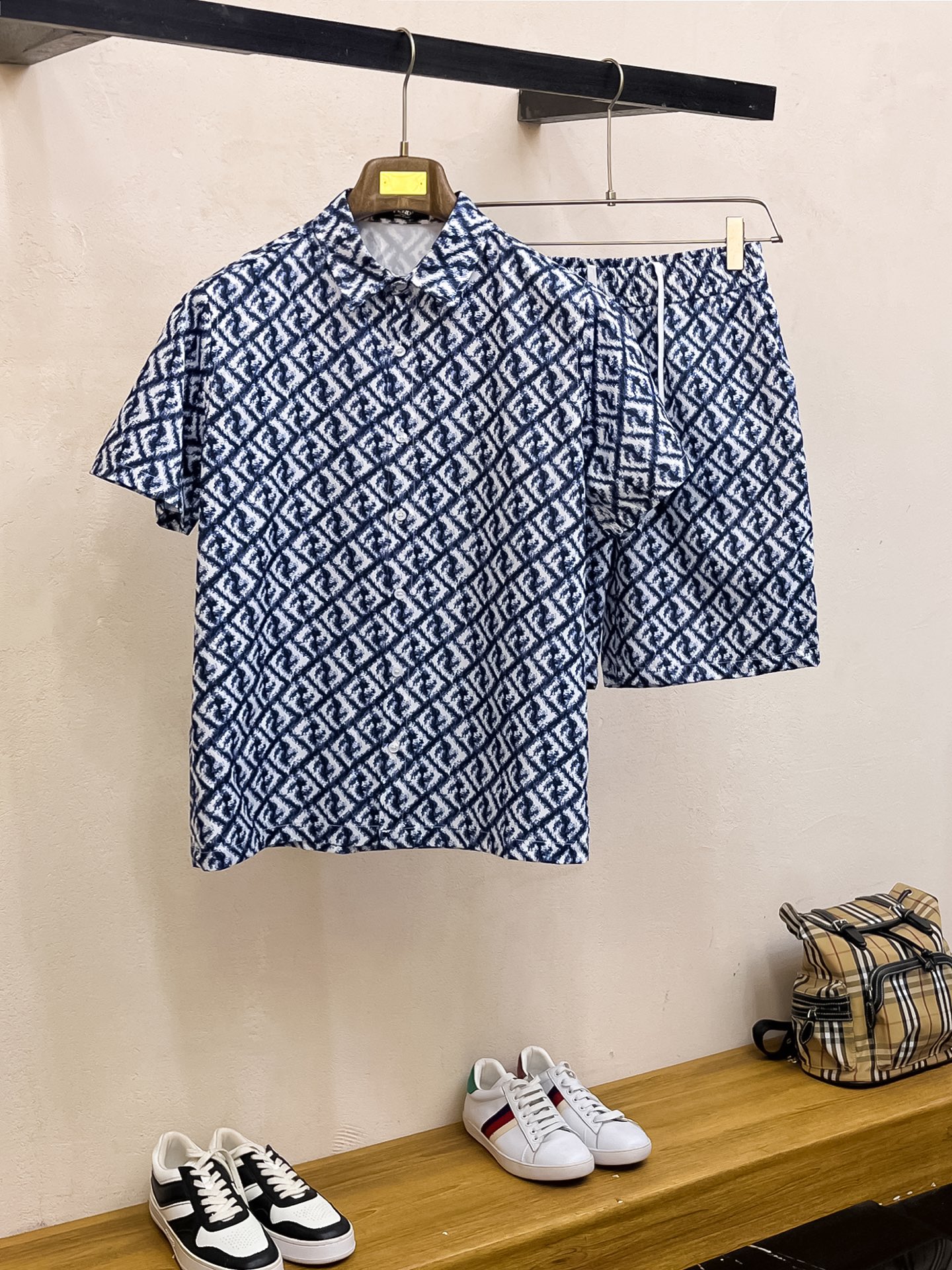 NO:875729,Fendi 2026 new summer style printed lapel short-sleeved shirt suit, high-end version!  Customized fabrics with high breathability and comfort. Impeccable details reflect high quality. It feels delicate and soft. It presents casual tailoring. The upper body has a super good fit. Size M-3XL,,fendi,fendi,T-shirt,19860909芬迪 Fendi 2026 夏季新款 印花翻领短袖衬衣套装,高端版本！定制面料 透气舒适度高 细节无可挑剔 体现高品质.手感细腻柔软 呈现休闲裁剪 上身版型超好 码数M-3XL,,fendi,fendi,T-shirt,,Men's clothing