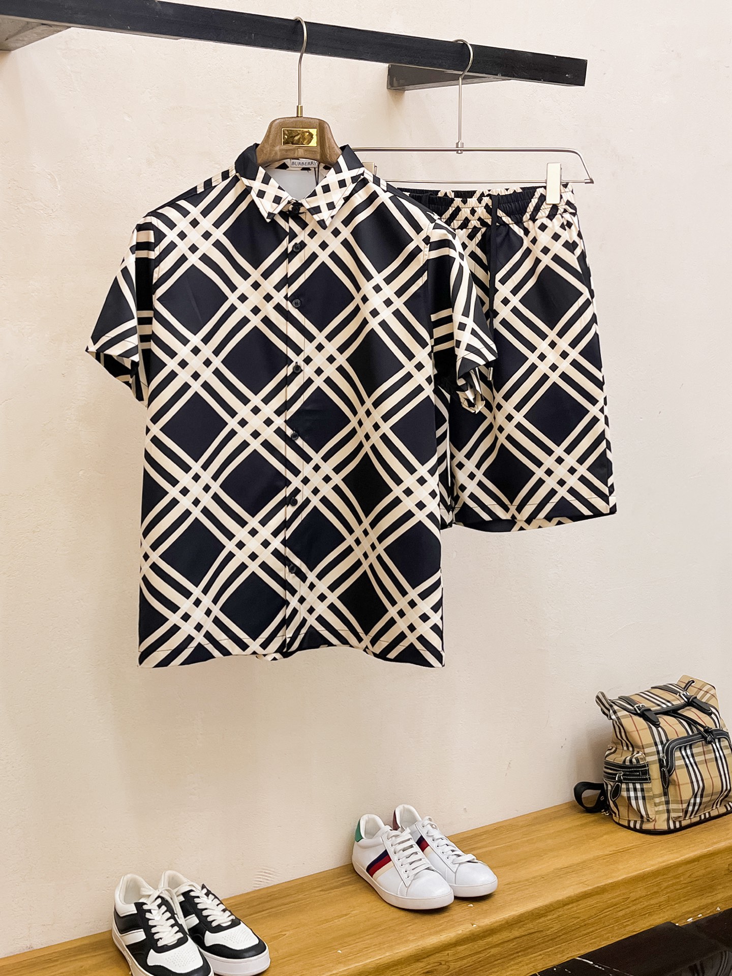 NO:875713,Burberry BBR 2026 new summer style printed lapel short-sleeved shirt suit, high-end version!  Customized fabrics with high breathability and comfort. Impeccable details reflect high quality. Delicate and soft feel. Casual tailoring. The upper body has a great fit. Size: M-3XL, burberry, T-shirt,19860909巴宝莉 BBR 2026 夏季新款 印花翻领短袖衬衣套装,高端版本！定制面料 透气舒适度高 细节无可挑剔 体现高品质.手感细腻柔软 呈现休闲裁剪 上身版型超好 码数M-3XL,,burberry,T-shirt,,Men's clothing