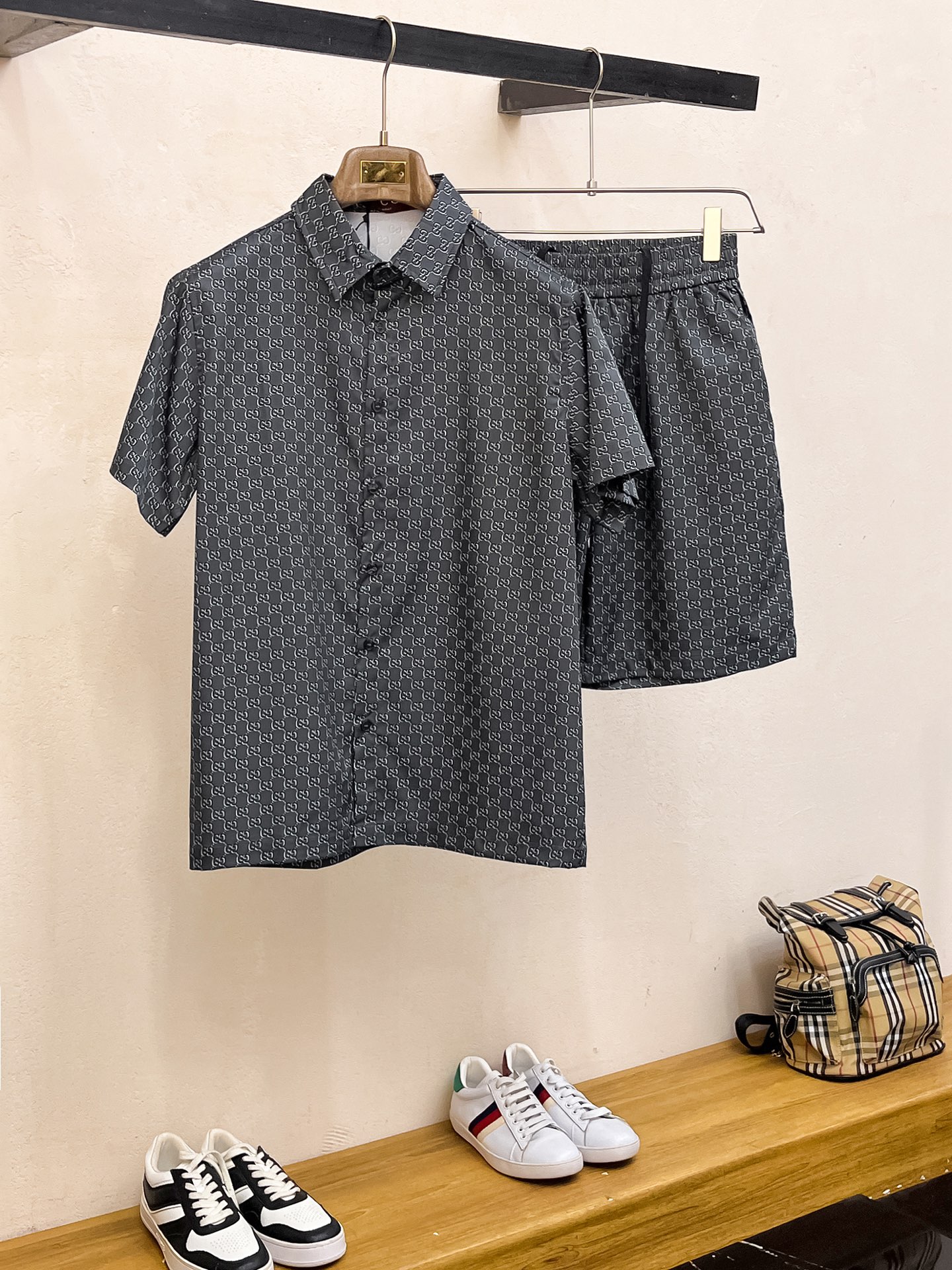 NO:875705,Gucci 2026 new summer style printed lapel short-sleeved shirt suit, high-end version!  Customized fabrics with high breathability and comfort. Impeccable details reflect high quality. It feels delicate and soft. It presents casual tailoring. The upper body has a super good fit. Size M-3XL,,gucci,gucci,T-shirt,19860909古驰 gucci 2026 夏季新款 印花翻领短袖衬衣套装,高端版本！定制面料 透气舒适度高 细节无可挑剔 体现高品质.手感细腻柔软 呈现休闲裁剪 上身版型超好 码数M-3XL,,gucci,gucci,T-shirt,,Men's clothing