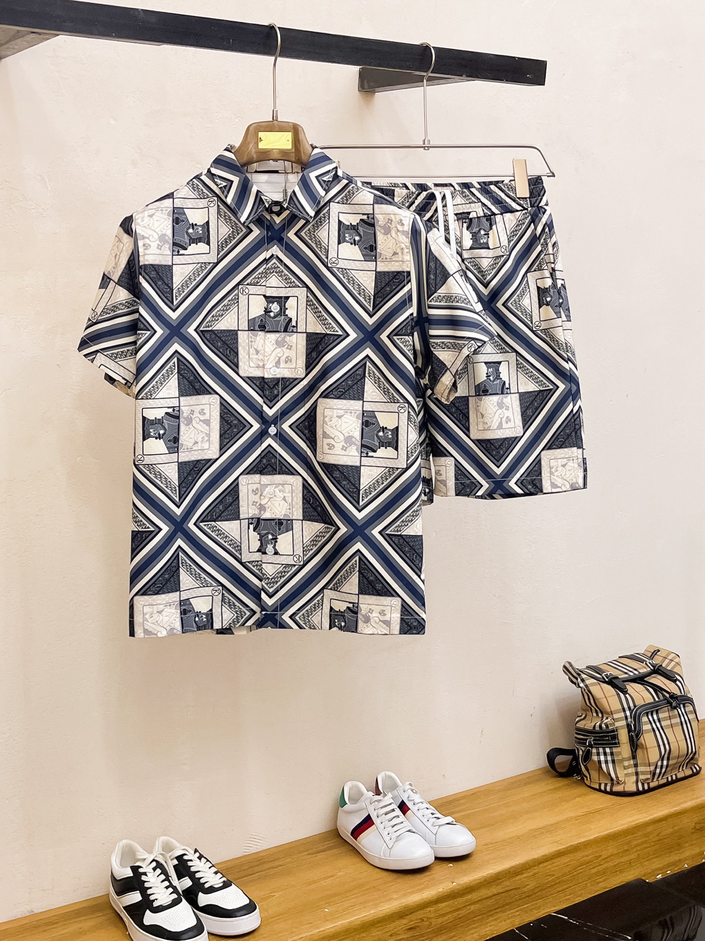 NO:875751,Dior 2026 new summer style printed lapel short-sleeved shirt suit, high-end version!  Customized fabrics with high breathability and comfort. Impeccable details. Reflect high quality. Delicate and soft feel. Casual tailoring. Excellent upper body fit. Size: M-3XL, dior, dior, T-shirt,19860909迪奥 Dior 2026 夏季新款 印花翻领短袖衬衣套装,高端版本！定制面料 透气舒适度高 细节无可挑剔 体现高品质.手感细腻柔软 呈现休闲裁剪 上身版型超好 码数M-3XL,,dior,dior,T-shirt,,Men's clothing