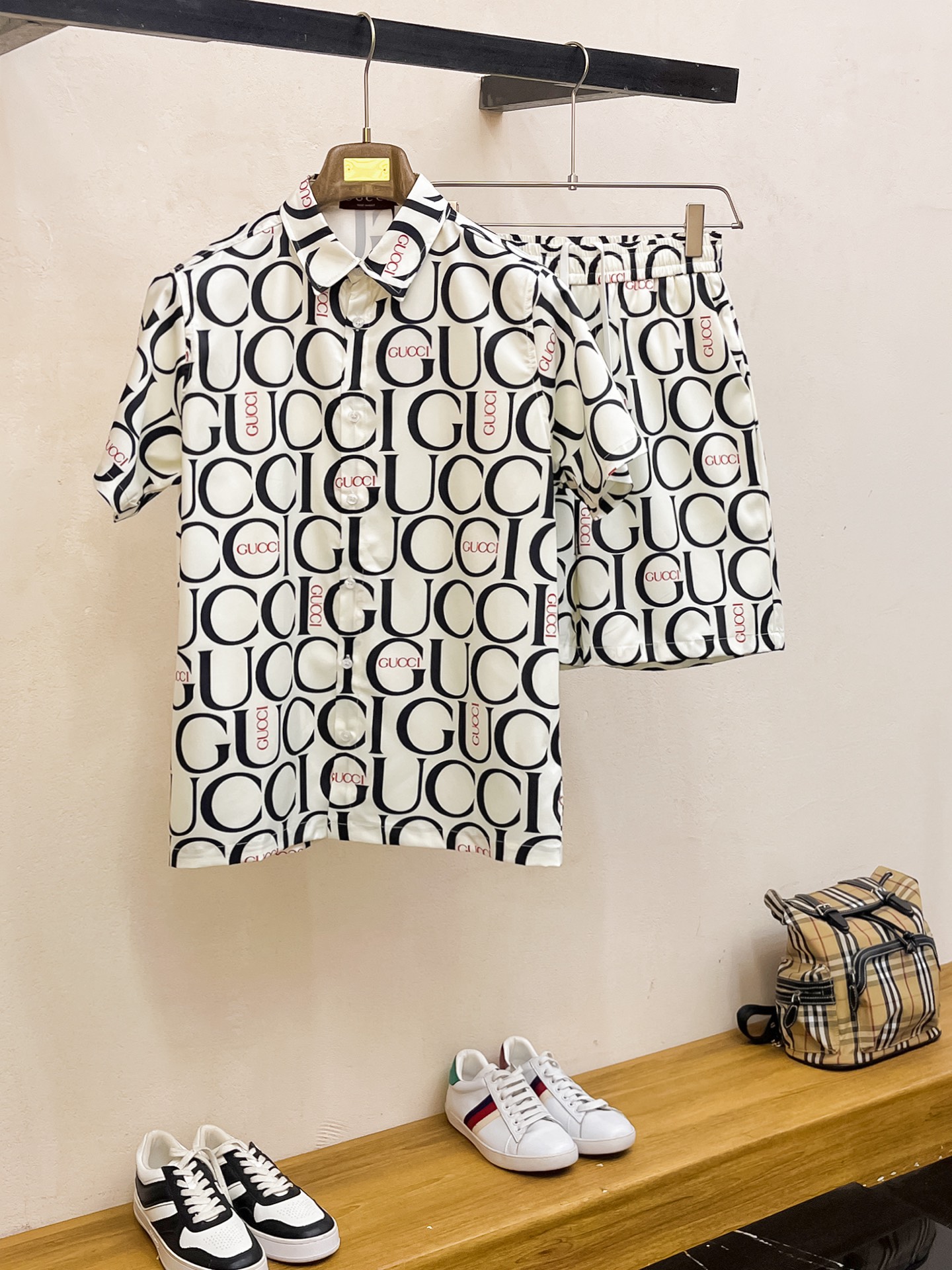NO:875736,Gucci 2026 new summer style printed lapel short-sleeved shirt suit, high-end version!  Customized fabrics with high breathability and comfort. Impeccable details reflect high quality. It feels delicate and soft. It presents casual tailoring. The upper body has a super good fit. Size M-3XL,,gucci,gucci,T-shirt,19860909古驰 gucci 2026 夏季新款 印花翻领短袖衬衣套装,高端版本！定制面料 透气舒适度高 细节无可挑剔 体现高品质.手感细腻柔软 呈现休闲裁剪 上身版型超好 码数M-3XL,,gucci,gucci,T-shirt,,Men's clothing