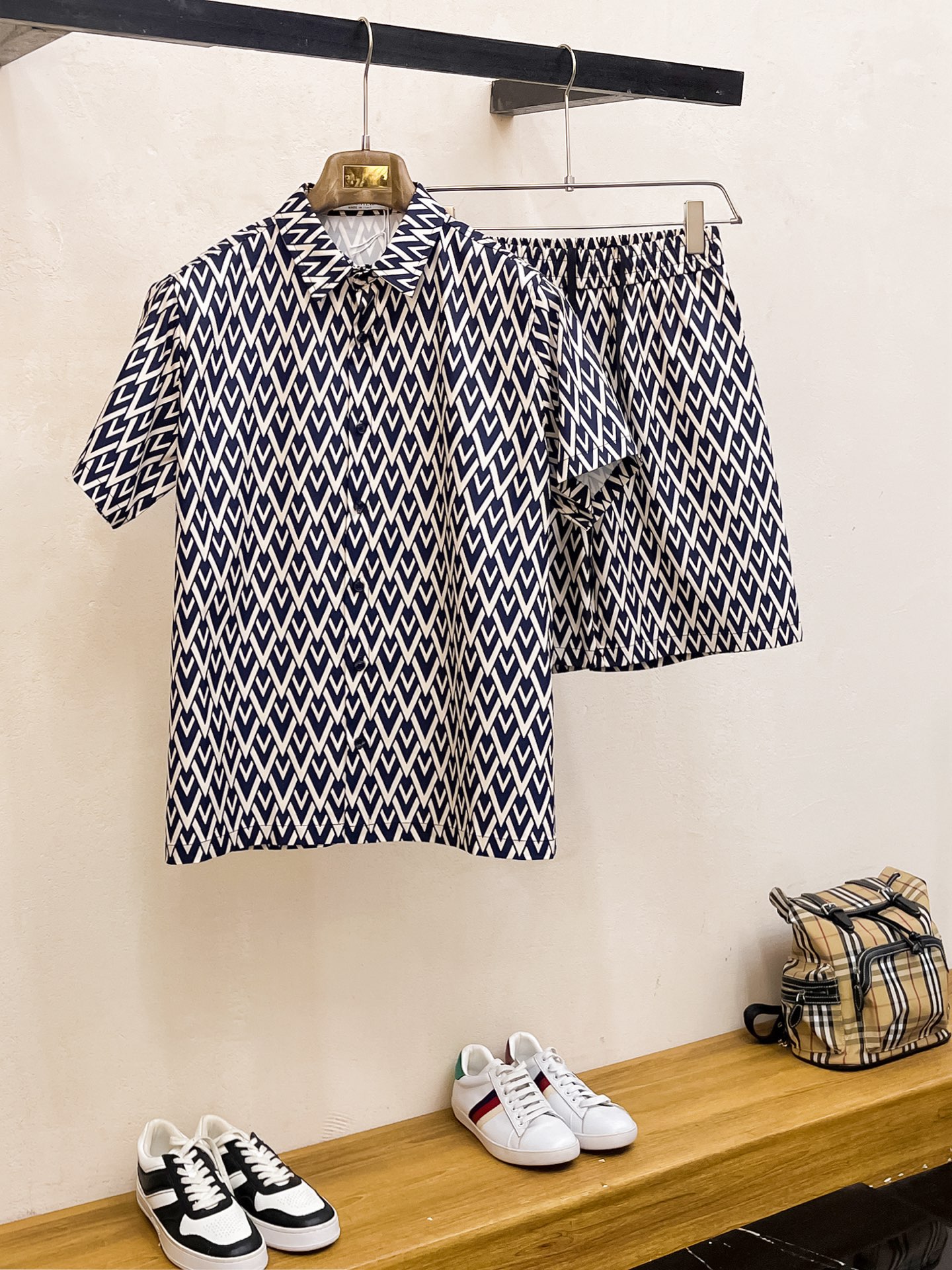 NO:875721,Valentino 2026 new summer style printed lapel short-sleeved shirt suit, high-end version!  Customized fabrics with high breathability and comfort. Impeccable details. Reflect high quality. Delicate and soft feel. Casual tailoring. Excellent upper body fit. Size: M-3XL, valentino, T-shirt,19860909华伦天奴 2026 夏季新款 印花翻领短袖衬衣套装,高端版本！定制面料 透气舒适度高 细节无可挑剔 体现高品质.手感细腻柔软 呈现休闲裁剪 上身版型超好 码数M-3XL,,valentino,T-shirt,,Men's clothing