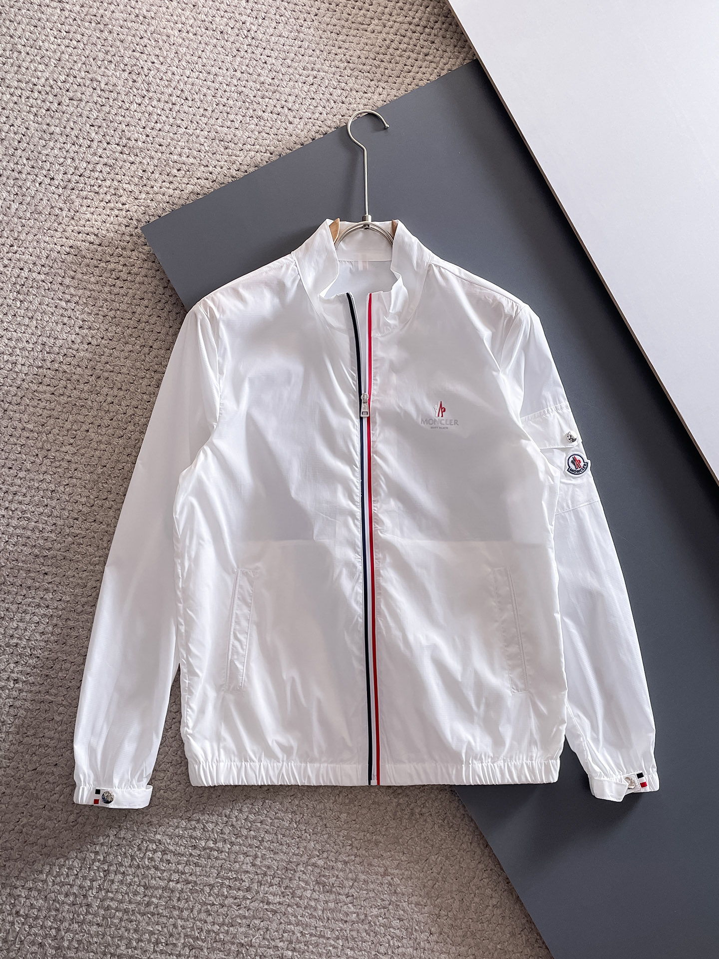 NO:417447,The new men's sun protection suit thin jacket for spring and summer 2025, unique customized sun protection four-sided elastic fabric, excellent elasticity and elasticity, four-way stretching, the fabric is elastic in the warp, weft, horizontal, vertical and diagonal directions, adaptable to large-scale physical activities, such as exercise and squat and not easy to deform. The elastic fiber blending process is adopted to ensure that it can quickly return to its original state after multiple stretches, avoid slack and bulging, comfortable fit, no sense of restraint, adaptive tailoring, no need to rely on complex pattern design, can naturally fit the body curve, light and breathable, high-density braiding or microporous structure technology, take into account elasticity and breathability, reduce the sense of stuffiness, and is suitable for long-term wear. High-strength wear-resistant, long service life, tear resistance, and through the scientific ratio of polyester fiber, nylon and elastic fiber, the fabric's anti-friction and anti-slide performance is improved, especially suitable for outdoor sports or high-frequency use scenarios.  m-3xl, Moncler, jackets & coats,alexander wang19860909蒙口 2025春夏新款男士防晒服轻薄外套,独特订制防晒四面弹面料,卓越的弹性与回弹性,四向拉伸,面料在经纬,横向与纵向及对角线方向均具备弹性,适应大幅度的身体活动,如运动、蹲坐且不易变形. 采用弹性纤维混纺工艺,确保多次拉伸后仍能快速恢复原状,避免松弛、鼓包,舒适贴合,无束缚感,自适应剪裁,无需依赖复杂版型设计,即可自然贴合身体曲线,轻薄透气,高密度编织或微孔结构工艺,兼顾弹性与透气性,减少闷热感,适合长时间穿着.高强耐磨,使用寿命长,抗撕裂性,通过聚酯纤维、锦纶与弹性纤维的科学配比,提升面料抗摩擦、抗勾丝性能,尤其适合户外运动或高频使用场景. m-3xl,,Moncler,jackets & coats,alexander wang,Men's clothing