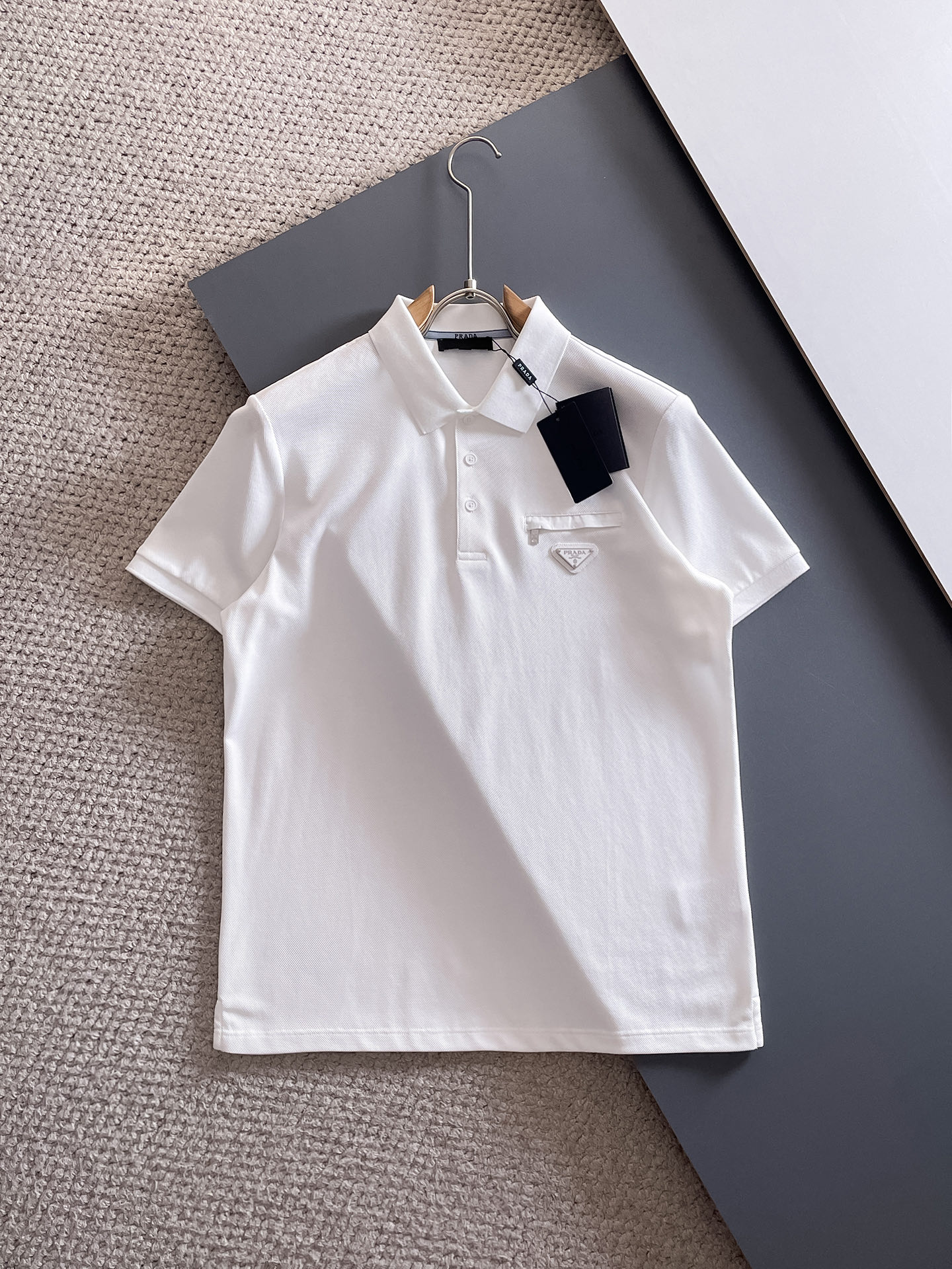 NO:417488,New product is on the market Prada 2025ss summer new letter logo men's lapel Polo shirt!  Classic business men's style, high-end men's style at the ceiling level of business men's style!  Simple, fashionable and elegant, single-wearing inner wear is decent, quality control/detail control takes away, low-key, luxurious and connotative!  Customer-supplied fixed mesh flooring cotton cloth is carefully made, the surface of the fabric is evenly arranged and neatly arranged, with excellent breathability and heat dissipation and sweat resistance, and the comfort level of the upper body is completely better than that of ordinary single-sided sweat cloth tissue!  The classic brand LOGO logo on the chest is created with top-level craftsmanship. The LOGO has three-dimensional, clear and full texture, and is an extraordinary product in the classic field whether it is inner wear or single wear!  The exquisite cutting process, the processing of every detail is very standard and delicate, and it is comparable to that of ordinary LOW products on the market. Men must enter the basic versatile Polo shirts!  Multi-color Size M-3xl, Prada, alexander wang19860909新品上市 普拉达 2025ss夏季新款字母logo男士翻领Polo衫！经典商务男款,高端男装的天花板级别的商务男款！简约时尚大气不失优雅,单穿内搭体面过人,品质控/细节控的闭眼带走,低调又奢华有内涵！ 客供定织网眼珠地棉布精心制成,面料表面排列均匀整齐的网眼纹理,透气性和散热排汗性极佳,上身舒适程度完全优于普通单面汗布组织！胸前经典的品牌LOGO标识,采用顶级工艺打造,LOGO立体清晰饱满,质感非凡的特质,无论是内搭还是单穿都是一款经典领域的产品！精妙绝伦的裁剪工艺,每一个细节处理的非常标准细腻,非市面一般LOW货可以媲美的,男士必入基础百搭款Polo衫推荐！ 颜色多颜色 尺码M-3xl,,prada,alexander wang,Men's clothing