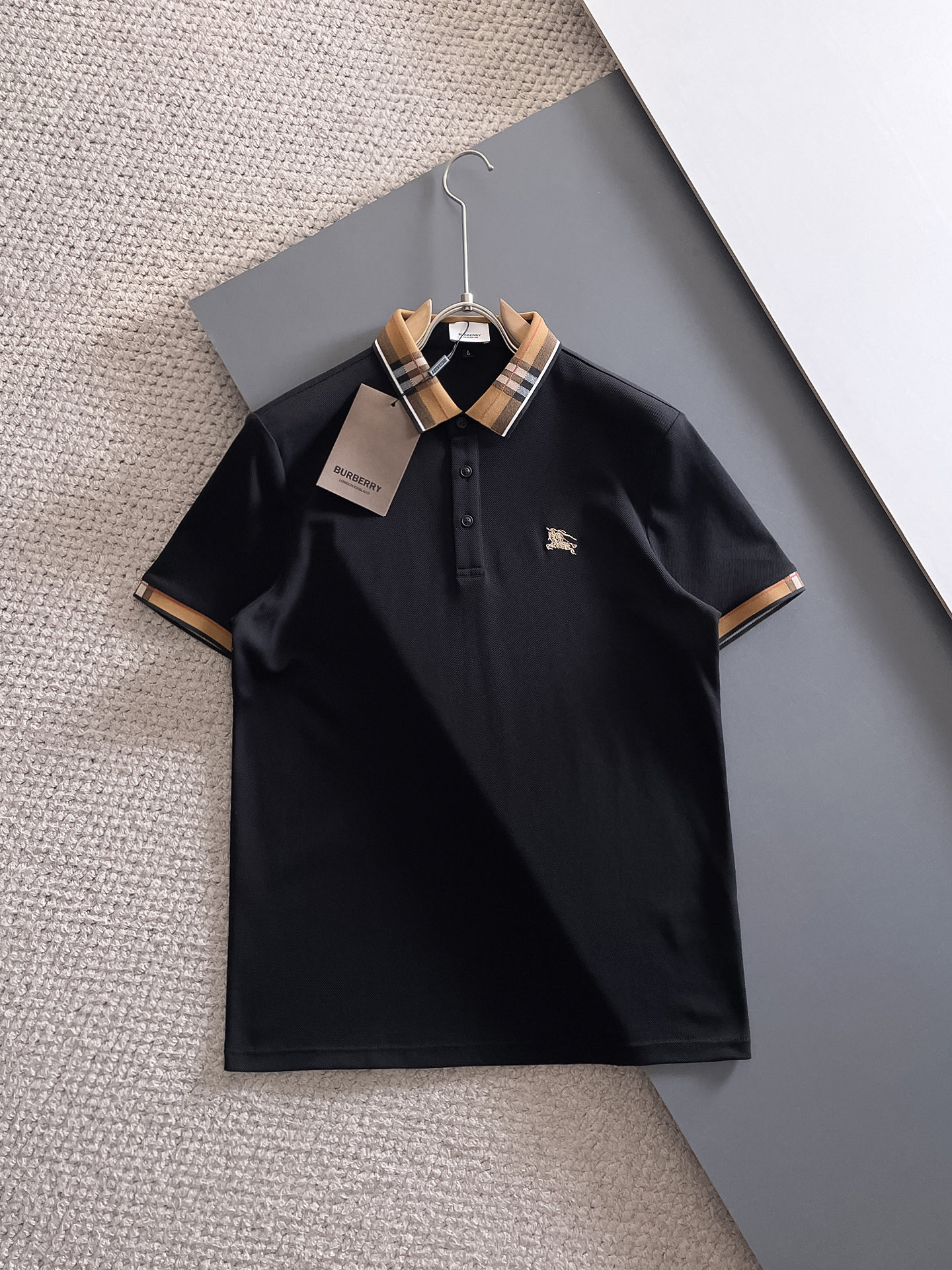 NO:417464,New product launches Burberry 2025ss summer new letter logo men's lapel Polo shirt!  Classic business men's style, high-end men's style at the ceiling level of business men's style!  Simple, fashionable and elegant, single-wearing inner wear is decent, quality control/detail control takes away, low-key, luxurious and connotative!  Customer-supplied fixed mesh flooring cotton cloth is carefully made, the surface of the fabric is evenly arranged and neatly arranged, with excellent breathability and heat dissipation and sweat resistance, and the comfort level of the upper body is completely better than that of ordinary single-sided sweat cloth tissue!  The classic brand LOGO logo on the chest is created with top-level craftsmanship. The LOGO has three-dimensional, clear and full texture, and is an extraordinary product in the classic field whether it is inner wear or single wear!  The exquisite cutting process, the processing of every detail is very standard and delicate, and it is comparable to that of ordinary LOW products on the market. Men must enter the basic versatile Polo shirts!  Multi-color Size M-3xl, Burberry, Alexander wang19860909新品上市 巴宝莉 2025ss夏季新款字母logo男士翻领Polo衫！经典商务男款,高端男装的天花板级别的商务男款！简约时尚大气不失优雅,单穿内搭体面过人,品质控/细节控的闭眼带走,低调又奢华有内涵！ 客供定织网眼珠地棉布精心制成,面料表面排列均匀整齐的网眼纹理,透气性和散热排汗性极佳,上身舒适程度完全优于普通单面汗布组织！胸前经典的品牌LOGO标识,采用顶级工艺打造,LOGO立体清晰饱满,质感非凡的特质,无论是内搭还是单穿都是一款经典领域的产品！精妙绝伦的裁剪工艺,每一个细节处理的非常标准细腻,非市面一般LOW货可以媲美的,男士必入基础百搭款Polo衫推荐！ 颜色多颜色 尺码M-3xl,,burberry,alexander wang,Men's clothing
