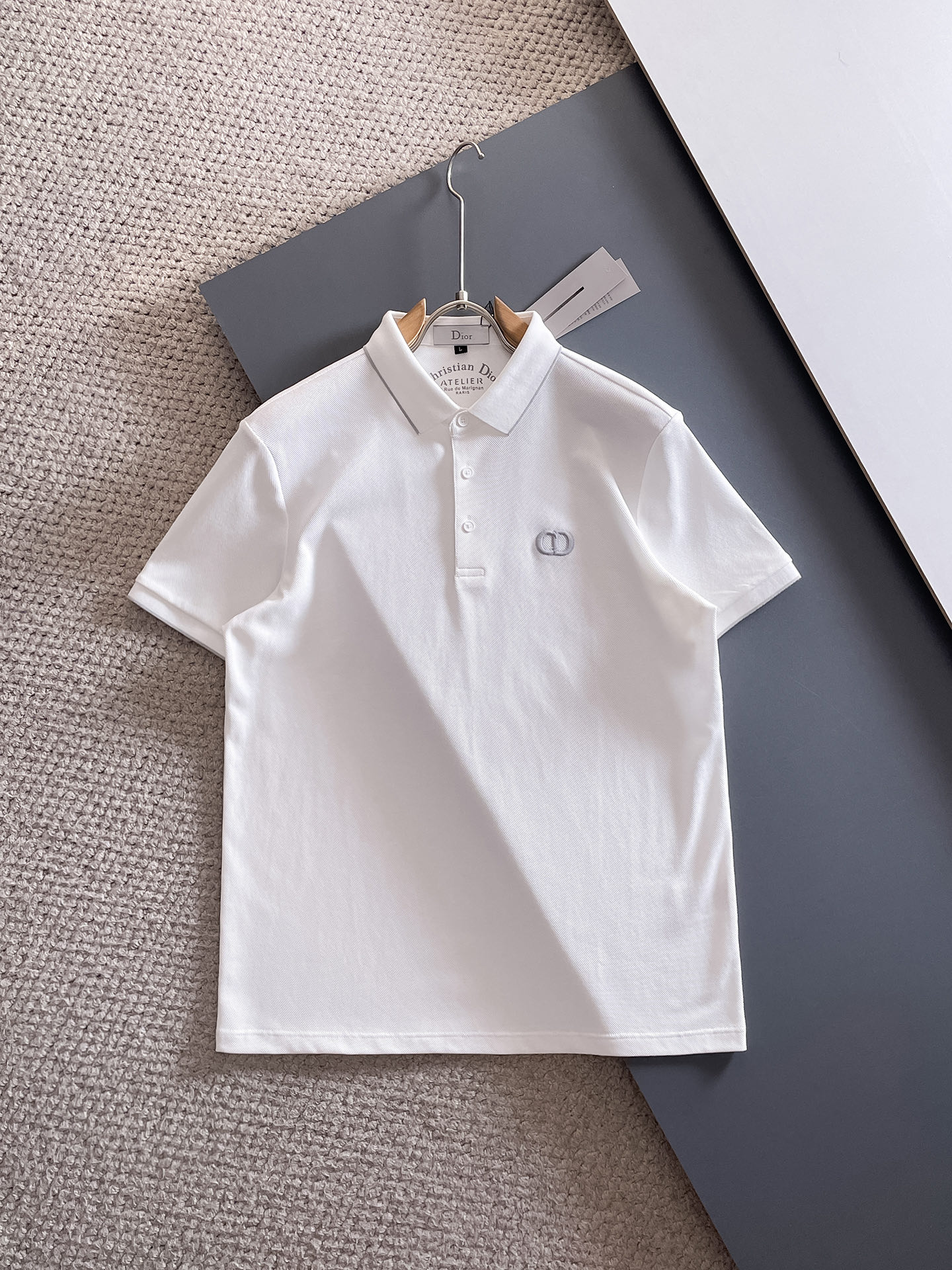 NO:417480,New product launch Dior 2025ss summer new letter logo men's lapel Polo shirt!  Classic business men's style, high-end men's style at the ceiling level of business men's style!  Simple, fashionable and elegant, single-wearing inner wear is decent, quality control/detail control takes away, low-key, luxurious and connotative!  Customer-supplied fixed mesh flooring cotton cloth is carefully made, the surface of the fabric is evenly arranged and neatly arranged, with excellent breathability and heat dissipation and sweat resistance, and the comfort level of the upper body is completely better than that of ordinary single-sided sweat cloth tissue!  The classic brand LOGO logo on the chest is created with top-level craftsmanship. The LOGO has three-dimensional, clear and full texture, and is an extraordinary product in the classic field whether it is inner wear or single wear!  The exquisite cutting process, the processing of every detail is very standard and delicate, and it is comparable to that of ordinary LOW products on the market. Men must enter the basic versatile Polo shirts!  Multi-color Size M-3xl, Dior, Alexander wang19860909新品上市 迪奥 2025ss夏季新款字母logo男士翻领Polo衫！经典商务男款,高端男装的天花板级别的商务男款！简约时尚大气不失优雅,单穿内搭体面过人,品质控/细节控的闭眼带走,低调又奢华有内涵！ 客供定织网眼珠地棉布精心制成,面料表面排列均匀整齐的网眼纹理,透气性和散热排汗性极佳,上身舒适程度完全优于普通单面汗布组织！胸前经典的品牌LOGO标识,采用顶级工艺打造,LOGO立体清晰饱满,质感非凡的特质,无论是内搭还是单穿都是一款经典领域的产品！精妙绝伦的裁剪工艺,每一个细节处理的非常标准细腻,非市面一般LOW货可以媲美的,男士必入基础百搭款Polo衫推荐！ 颜色多颜色 尺码M-3xl,,dior,alexander wang,Men's clothing