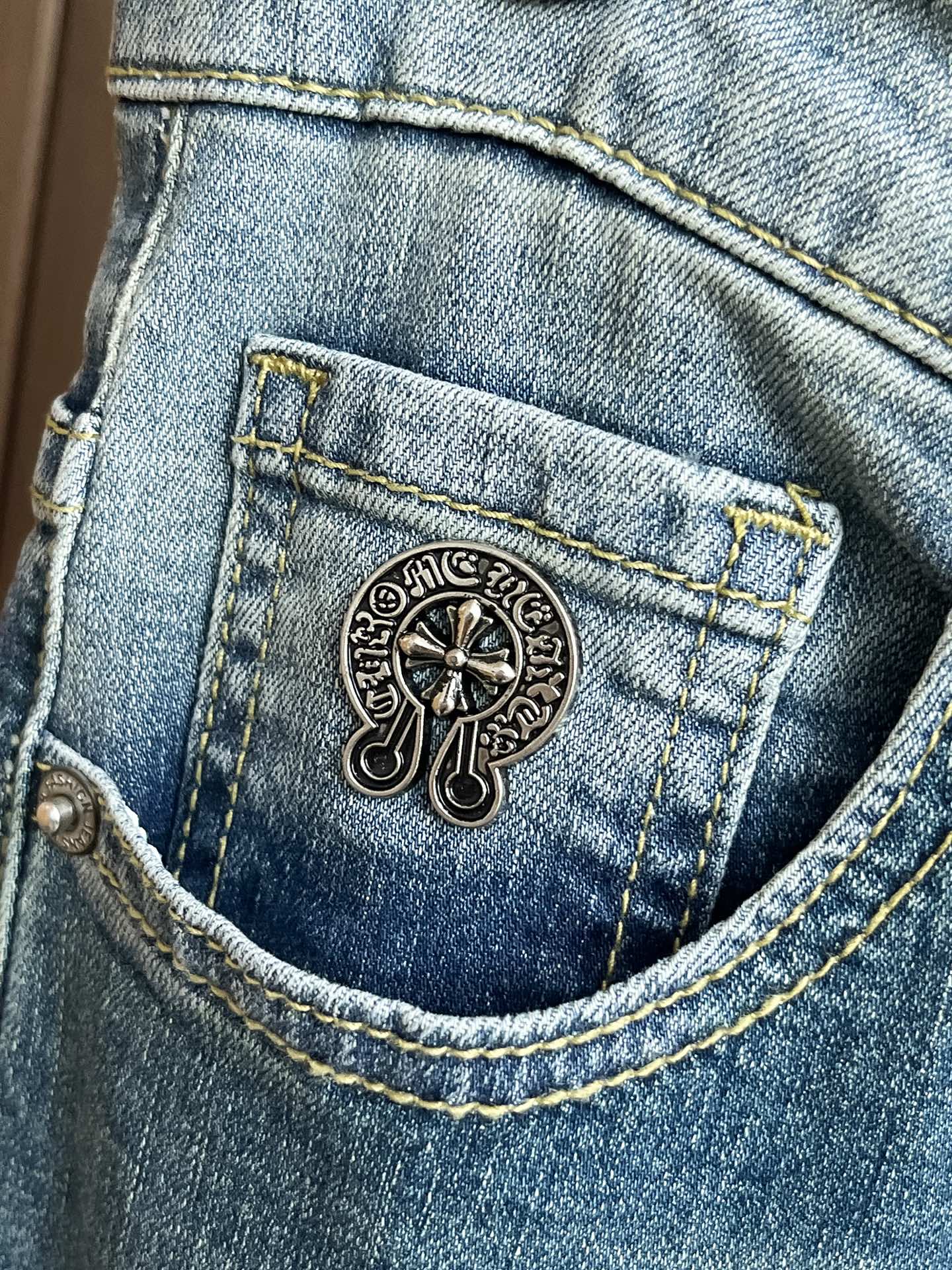 💰298 克罗心 2025秋冬男士水洗小直筒牛仔裤！贸易公司渠道牛货，品相超赞，时尚圈万能的百搭裤王，欧美街拍中高频穿搭示范，皮革腰牌logo设计！且是奢侈品牌每季必出的单品！非常纯粹极简的设计基调！秉承了一贯的时尚主张，颇具看点，即彰显了匠心工艺又有力的标榜了品牌身份！客供意大利定制丹宁面料，质感无敌赞，颇具韵味，版型剪裁完美，提臀修身显瘦效果极佳，可横扫衣橱任何的上装搭配，兼容性广泛，休闲兼备，上身型款十足，无敌的时髦百搭神品！尺码：29-38