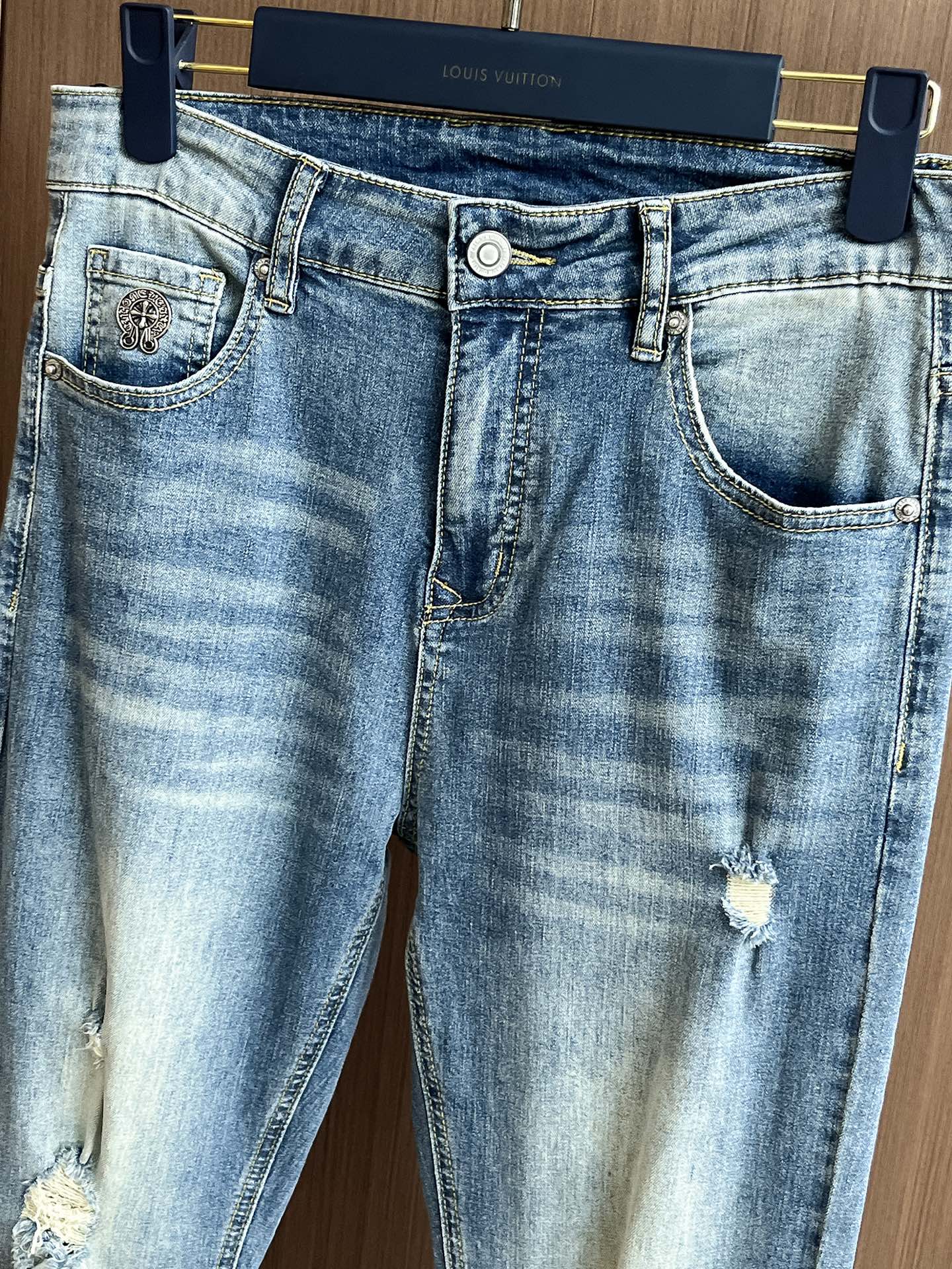 💰298 克罗心 2025秋冬男士水洗小直筒牛仔裤！贸易公司渠道牛货，品相超赞，时尚圈万能的百搭裤王，欧美街拍中高频穿搭示范，皮革腰牌logo设计！且是奢侈品牌每季必出的单品！非常纯粹极简的设计基调！秉承了一贯的时尚主张，颇具看点，即彰显了匠心工艺又有力的标榜了品牌身份！客供意大利定制丹宁面料，质感无敌赞，颇具韵味，版型剪裁完美，提臀修身显瘦效果极佳，可横扫衣橱任何的上装搭配，兼容性广泛，休闲兼备，上身型款十足，无敌的时髦百搭神品！尺码：29-38