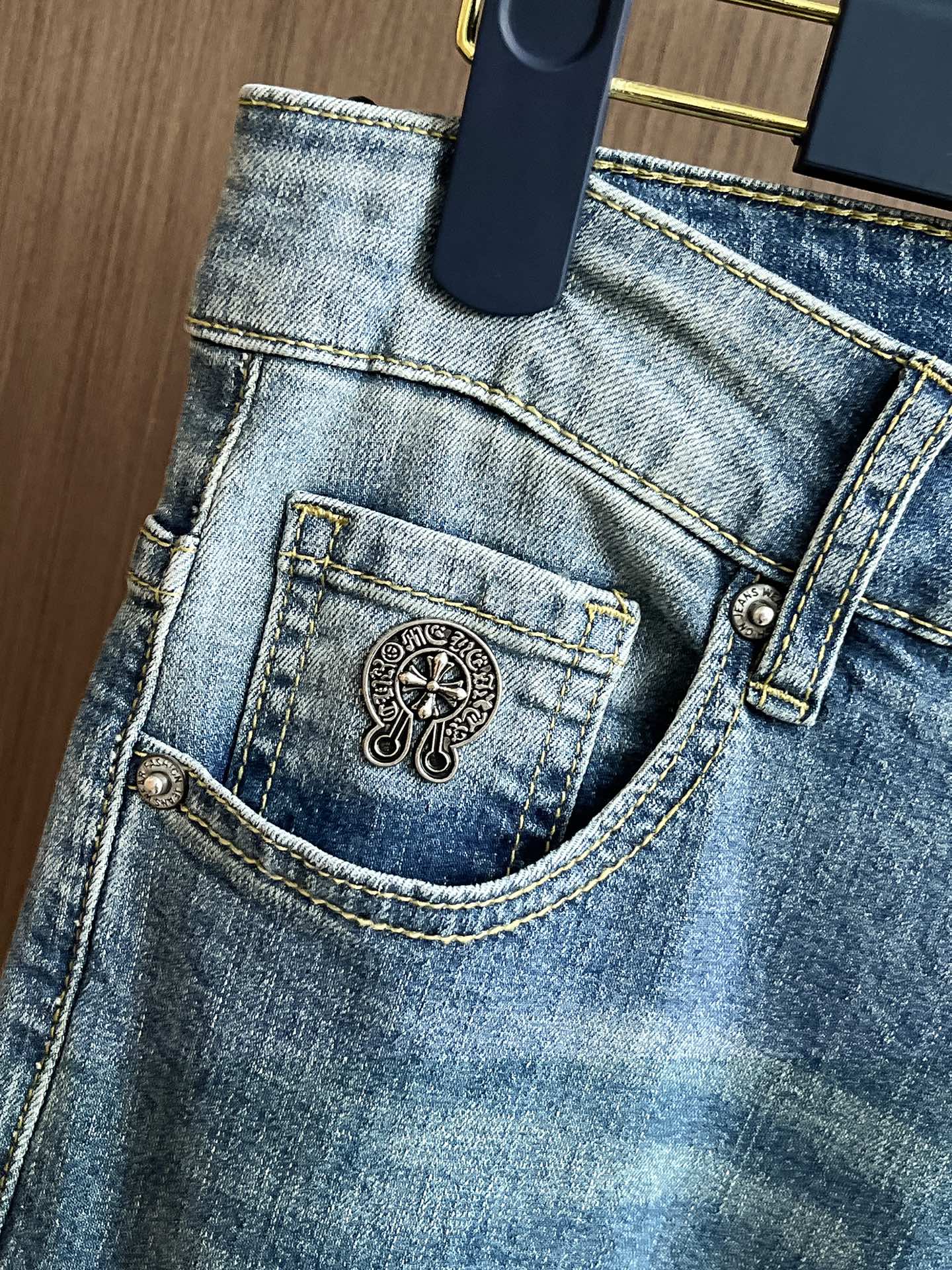 💰298 克罗心 2025秋冬男士水洗小直筒牛仔裤！贸易公司渠道牛货，品相超赞，时尚圈万能的百搭裤王，欧美街拍中高频穿搭示范，皮革腰牌logo设计！且是奢侈品牌每季必出的单品！非常纯粹极简的设计基调！秉承了一贯的时尚主张，颇具看点，即彰显了匠心工艺又有力的标榜了品牌身份！客供意大利定制丹宁面料，质感无敌赞，颇具韵味，版型剪裁完美，提臀修身显瘦效果极佳，可横扫衣橱任何的上装搭配，兼容性广泛，休闲兼备，上身型款十足，无敌的时髦百搭神品！尺码：29-38