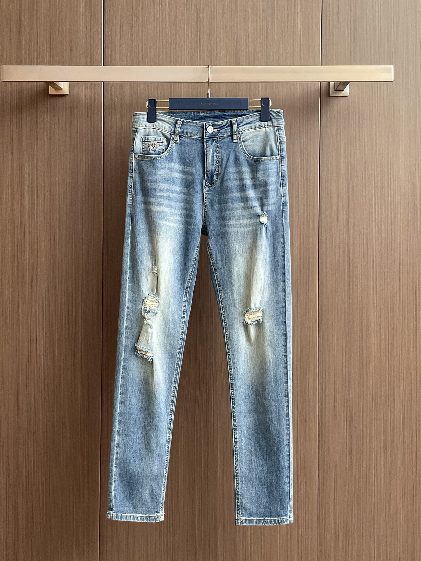 💰298 克罗心 2025秋冬男士水洗小直筒牛仔裤！贸易公司渠道牛货，品相超赞，时尚圈万能的百搭裤王，欧美街拍中高频穿搭示范，皮革腰牌logo设计！且是奢侈品牌每季必出的单品！非常纯粹极简的设计基调！秉承了一贯的时尚主张，颇具看点，即彰显了匠心工艺又有力的标榜了品牌身份！客供意大利定制丹宁面料，质感无敌赞，颇具韵味，版型剪裁完美，提臀修身显瘦效果极佳，可横扫衣橱任何的上装搭配，兼容性广泛，休闲兼备，上身型款十足，无敌的时髦百搭神品！尺码：29-38