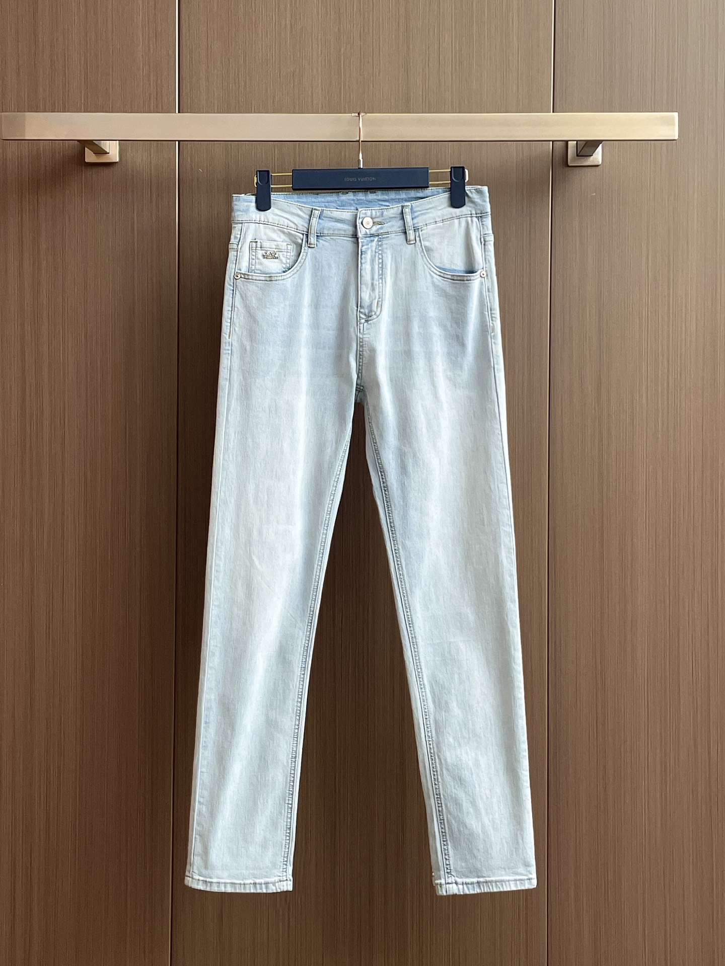 💰298 LV 2025秋冬男士水洗小直筒牛仔裤！贸易公司渠道牛货，品相超赞，时尚圈万能的百搭裤王，欧美街拍中高频穿搭示范，皮革腰牌logo设计！且是奢侈品牌每季必出的单品！非常纯粹极简的设计基调！秉承了一贯的时尚主张，颇具看点，即彰显了匠心工艺又有力的标榜了品牌身份！客供意大利定制丹宁面料，质感无敌赞，颇具韵味，版型剪裁完美，提臀修身显瘦效果极佳，可横扫衣橱任何的上装搭配，兼容性广泛，休闲兼备，上身型款十足，无敌的时髦百搭神品！尺码：29-38