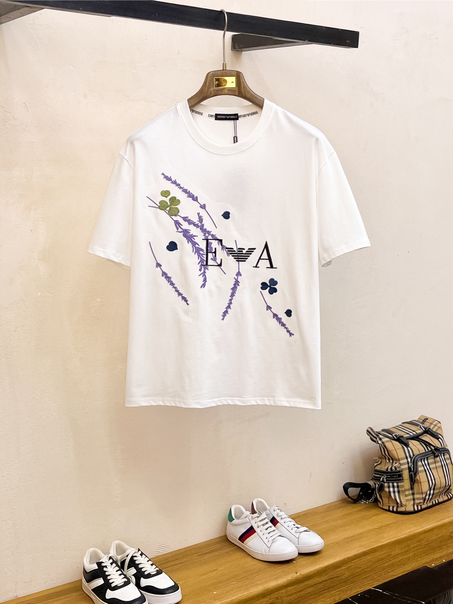 NO:482338,Armani's new short-sleeved T-shirt for summer 2025, the personalized art series exclusively launched on the entire network. The versatile details are perfectly processed and pure cotton fabric is very exquisite. Original fabric. The same high-quality and comfortable hand feels very fashionable and personalized. A super versatile and beautiful style for men and women. The same color is black and white. The number of numbers M-3XL, armani, T-shirt,tees, t-shirt,alexander wang19860909阿玛尼2025夏季新款短袖T恤,个性艺术系列全网独家首发 百搭款细节处理完美纯棉面料十分精致 原版面料 网红明星同款高版本 高品质手感非常舒服 时尚又个性 超级百搭好看的一款男女同款颜色黑、白 码数M-3XL,,armani,T-shirt,tees，t-shirt,alexander wang,Men's clothing