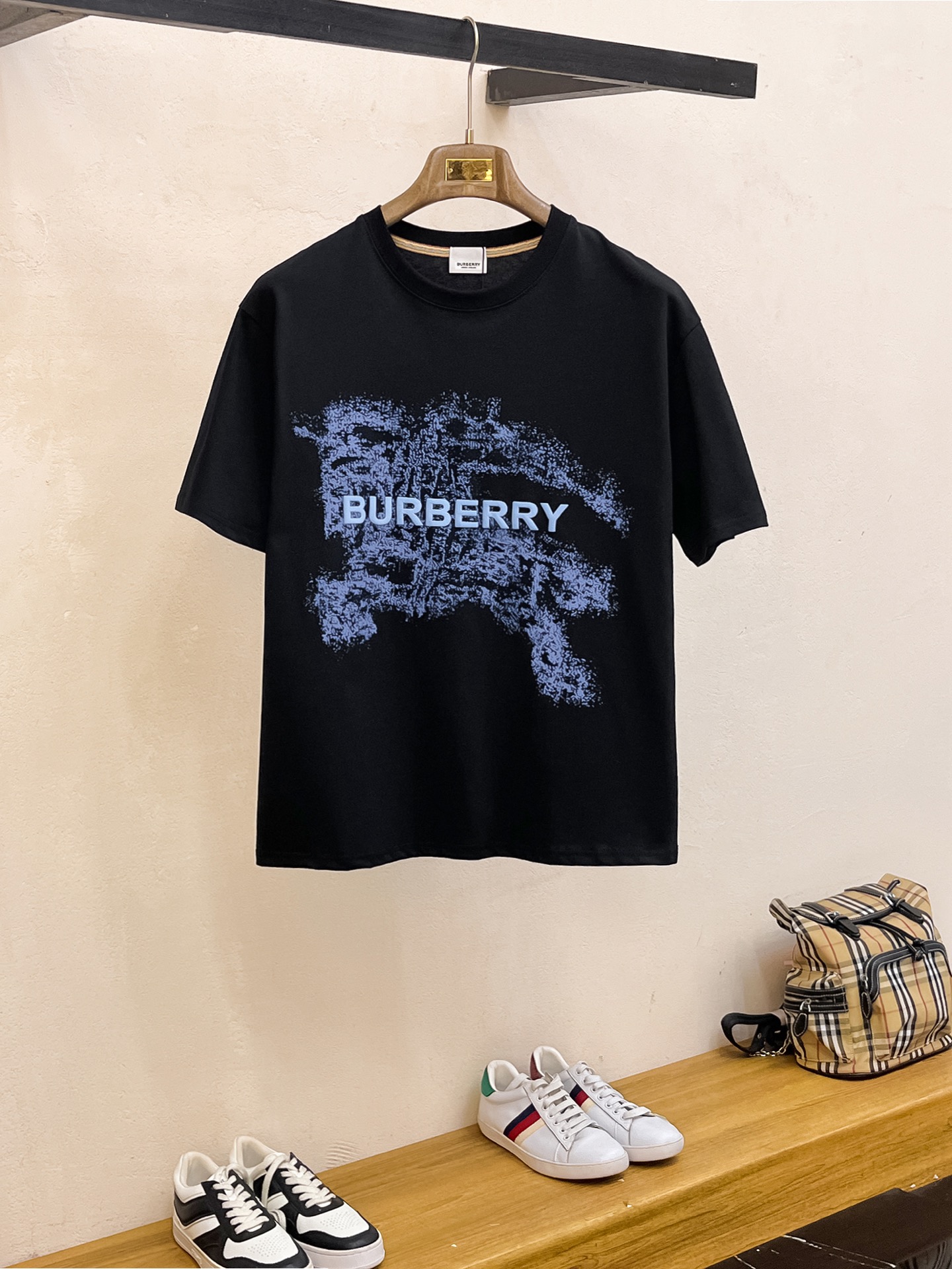 NO:443656,Burberry's new summer short-sleeved T-shirt, the personalized art series exclusively released on the entire network. The versatile details are perfectly processed and pure cotton fabric is very exquisite. Original fabric. The same high-quality and comfortable hand feels very fashionable and personalized. A super versatile and beautiful style for men and women. The same color is black and white. The number of numbers M-3XL, burberry, T-shirt,tees, t-shirt,alexander wang19860909巴宝莉夏季新款短袖T恤,个性艺术系列全网独家首发 百搭款细节处理完美纯棉面料十分精致 原版面料 网红明星同款高版本 高品质手感非常舒服 时尚又个性 超级百搭好看的一款男女同款颜色黑、白 码数M-3XL,,burberry,T-shirt,tees，t-shirt,alexander wang,Men's clothing