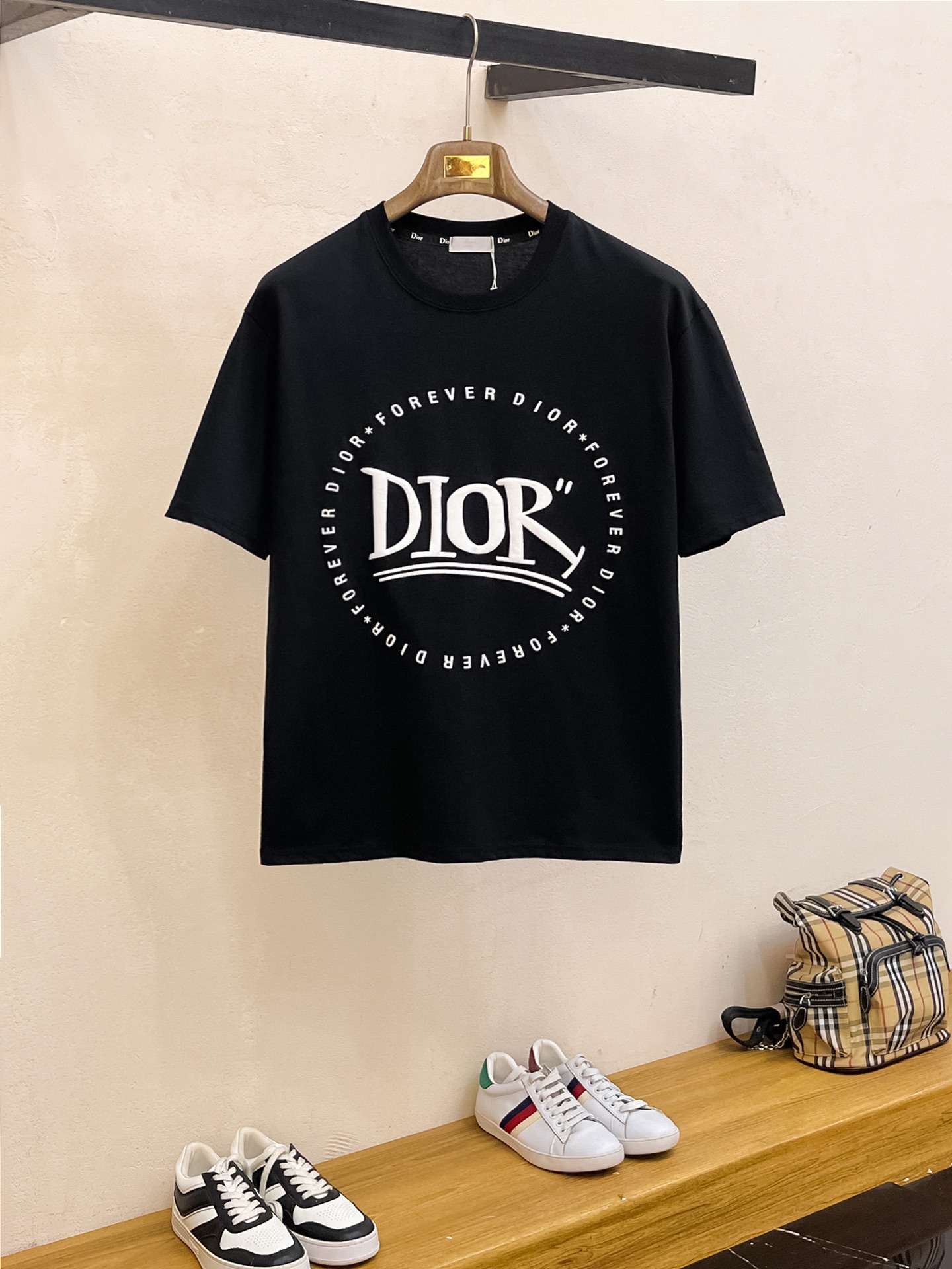 NO:443624,Dior's new summer short-sleeved T-shirt, the personalized art series exclusively released on the entire network. The versatile details are perfectly processed and pure cotton fabric is very exquisite. Original fabric. The same high-quality and comfortable hand feels very fashionable and personalized. A super versatile and beautiful style for men and women. The same color is black and white. The number of numbers M-3XL, dior, T-shirt,tees, t-shirt,alexander wang19860909迪奥夏季新款短袖T恤,个性艺术系列全网独家首发 百搭款细节处理完美纯棉面料十分精致 原版面料 网红明星同款高版本 高品质手感非常舒服 时尚又个性 超级百搭好看的一款男女同款颜色黑、白 码数M-3XL,,dior,T-shirt,tees，t-shirt,alexander wang,Men's clothing