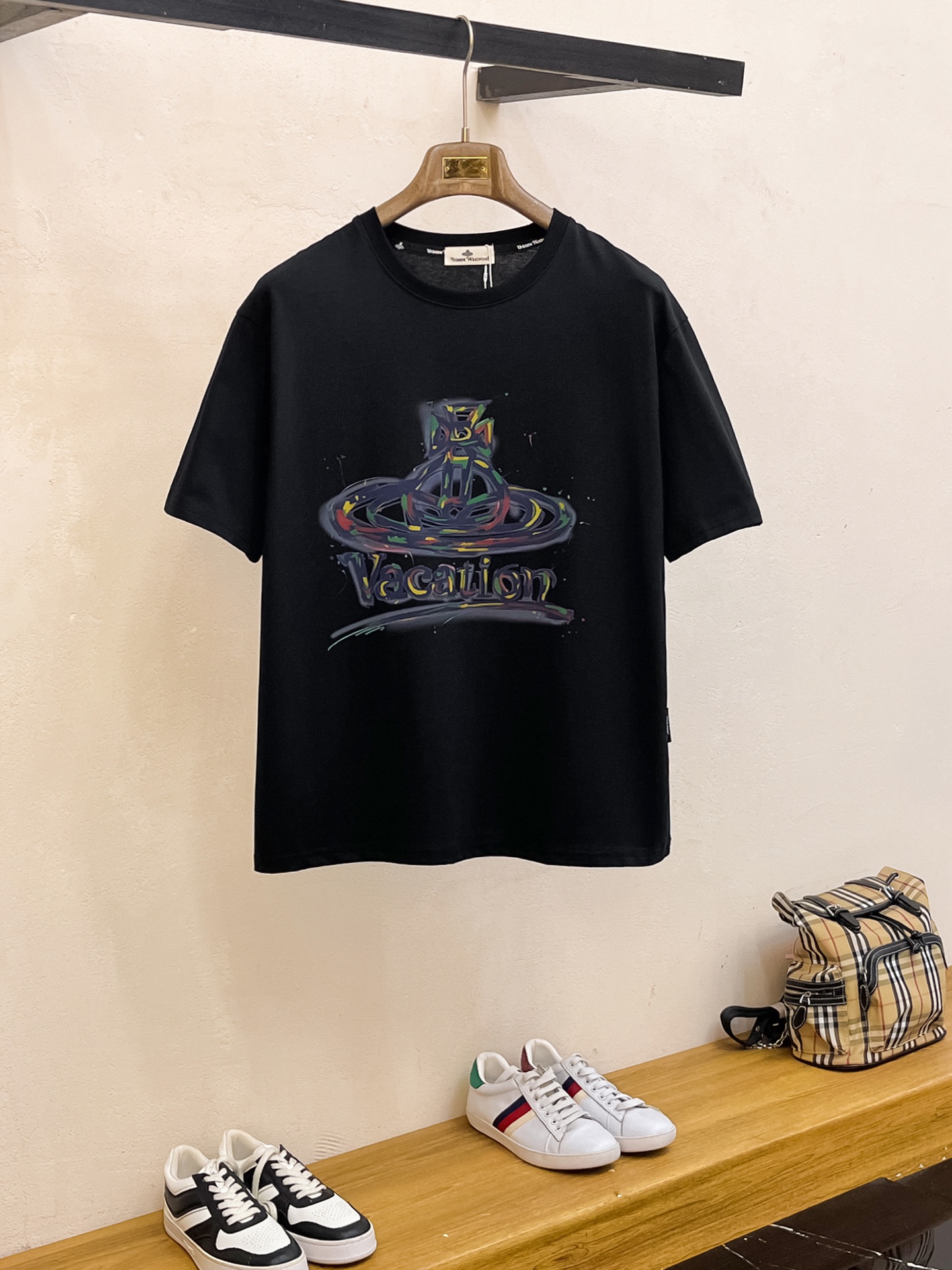 NO:443645,The new short-sleeved T-shirt in the summer of the Queen Mother, the personalized art series exclusively released on the entire network. The versatile details are perfectly processed and pure cotton fabric is very exquisite. Original fabric. The same high-quality and comfortable hand feels very fashionable and personalized. A super versatile and beautiful style for men and women. The same color is black and white. The number of numbers M-3XL, T-shirt,tees, t-shirt,alexander wang19860909西太后夏季新款短袖T恤,个性艺术系列全网独家首发 百搭款细节处理完美纯棉面料十分精致 原版面料 网红明星同款高版本 高品质手感非常舒服 时尚又个性 超级百搭好看的一款男女同款颜色黑、白 码数M-3XL,,T-shirt,tees，t-shirt,alexander wang,Men's clothing