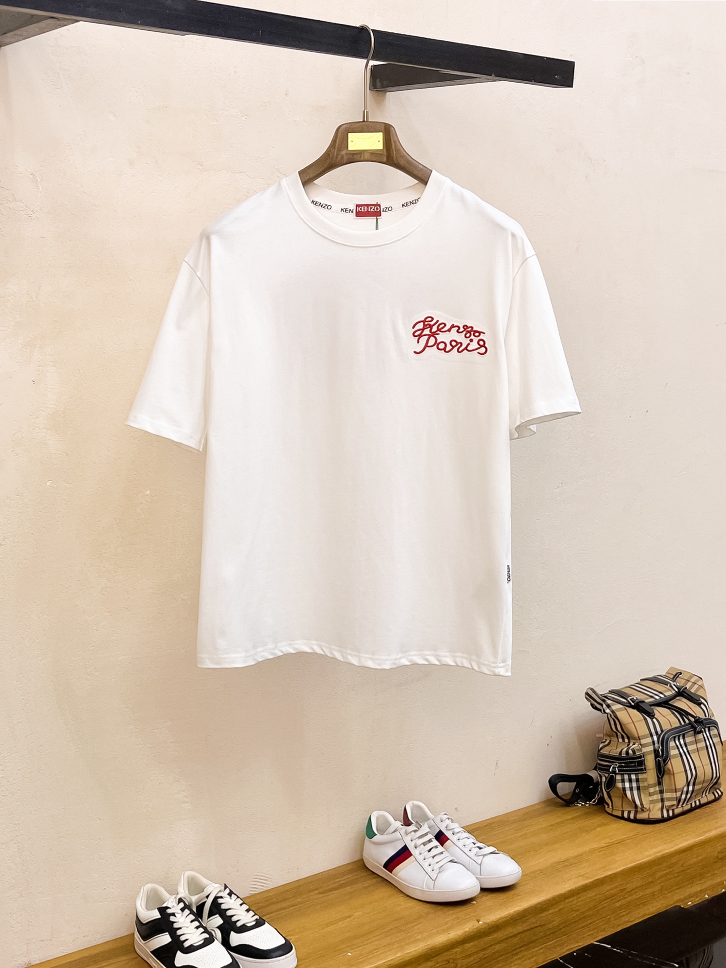 NO:482343,Kenzo2025 summer new short-sleeved T-shirt, the personalized art series exclusively released on the entire network. The versatile details are perfectly processed and pure cotton fabric is very exquisite. Original fabric. The same high-quality and comfortable hand feels very fashionable and personalized. A super versatile and beautiful style for men and women. The same color is black and white. The number of numbers M-3XL, T-shirt,tees, t-shirt,alexander wang19860909kenzo2025夏季新款短袖T恤,个性艺术系列全网独家首发 百搭款细节处理完美纯棉面料十分精致 原版面料 网红明星同款高版本 高品质手感非常舒服 时尚又个性 超级百搭好看的一款男女同款颜色黑、白 码数M-3XL,,T-shirt,tees，t-shirt,alexander wang,Men's clothing