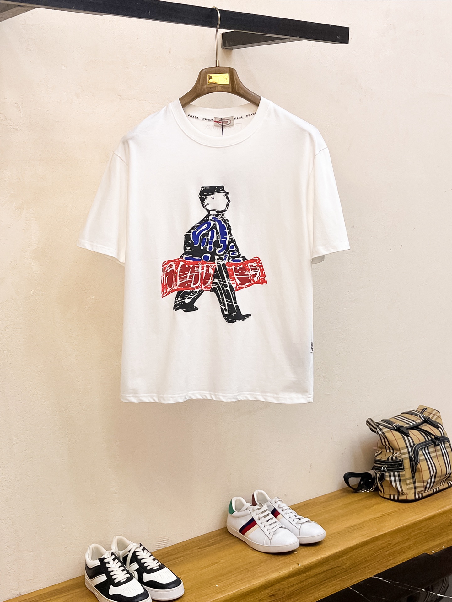 NO:482347,Prada's new short-sleeved T-shirt for summer 2025, the personalized art series exclusively launched on the entire network. The versatile details are perfectly processed and pure cotton fabric is very exquisite. Original fabric. The same high-quality and comfortable hand feels very fashionable and personalized. A super versatile and beautiful style for men and women. The same color is black and white. The number of numbers M-3XL, prada, T-shirt,tees, t-shirt,alexander wang19860909普拉达2025夏季新款短袖T恤,个性艺术系列全网独家首发 百搭款细节处理完美纯棉面料十分精致 原版面料 网红明星同款高版本 高品质手感非常舒服 时尚又个性 超级百搭好看的一款男女同款颜色黑、白 码数M-3XL,,prada,T-shirt,tees，t-shirt,alexander wang,Men's clothing