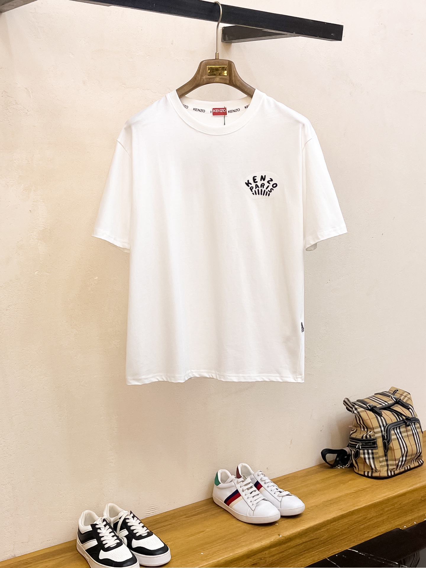 NO:482350,Kenzo2025 summer new short-sleeved T-shirt, the personalized art series exclusively released on the entire network. The versatile details are perfectly processed and pure cotton fabric is very exquisite. Original fabric. The same high-quality and comfortable hand feels very fashionable and personalized. A super versatile and beautiful style for men and women. The same color is black and white. The number of numbers M-3XL, T-shirt,tees, t-shirt,alexander wang19860909kenzo2025夏季新款短袖T恤,个性艺术系列全网独家首发 百搭款细节处理完美纯棉面料十分精致 原版面料 网红明星同款高版本 高品质手感非常舒服 时尚又个性 超级百搭好看的一款男女同款颜色黑、白 码数M-3XL,,T-shirt,tees，t-shirt,alexander wang,Men's clothing