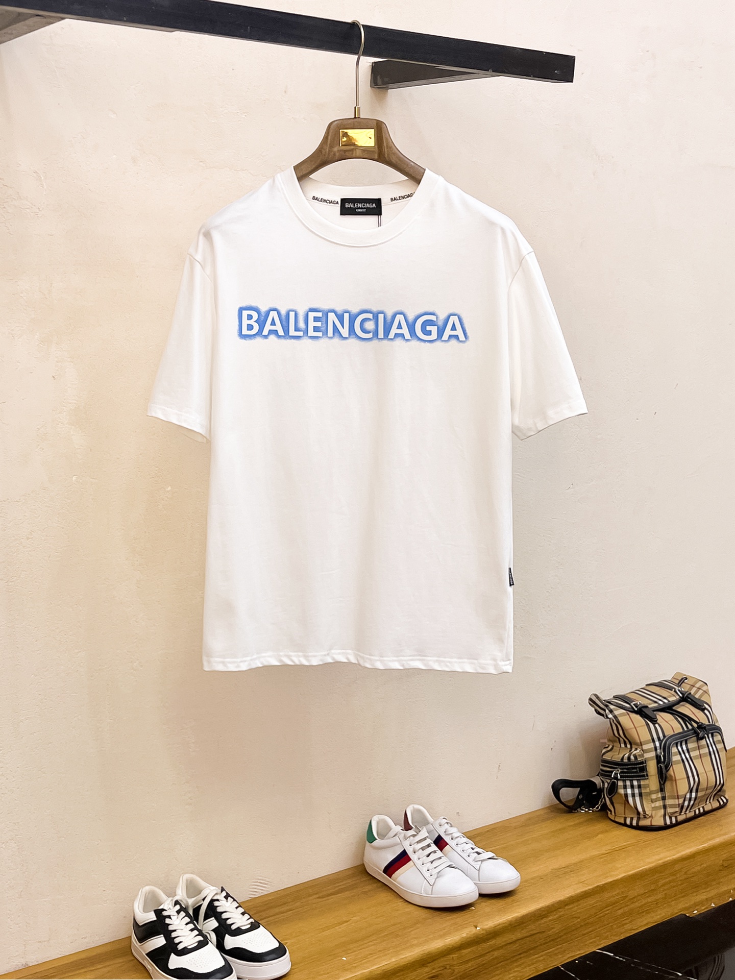 NO:482354,Balenciaga 2025 summer new short-sleeved T-shirt, the personalized art series exclusively released on the entire network. The versatile details are perfectly processed and pure cotton fabric is very exquisite. Original fabric. The same high-quality and comfortable hand feels very fashionable and personalized. A super versatile and beautiful style for men and women. The same color is black and white. M-3XL, balenciaga, T-shirt,tees, t-shirt,alexander wang19860909巴黎世家2025夏季新款短袖T恤,个性艺术系列全网独家首发 百搭款细节处理完美纯棉面料十分精致 原版面料 网红明星同款高版本 高品质手感非常舒服 时尚又个性 超级百搭好看的一款男女同款颜色黑、白 码数M-3XL,,balenciaga,T-shirt,tees，t-shirt,alexander wang,Men's clothing