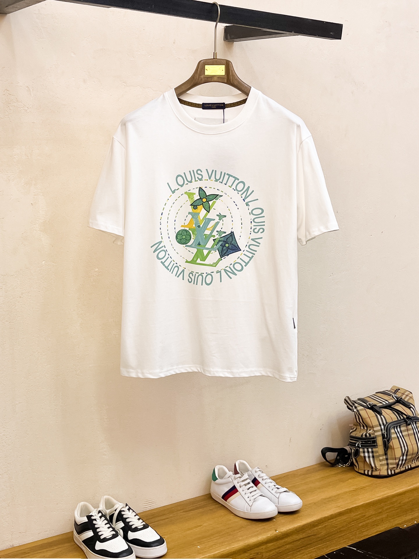 NO:482362,LV 2025 summer new short-sleeved T-shirt, the personalized art series exclusively released on the entire network. The versatile details are perfectly processed and pure cotton fabric is very exquisite. Original fabric. The same high-quality and comfortable hand feels very fashionable and personalized. A super versatile and beautiful style for men and women. The same color is black and white. The number of numbers M-3XL, louis vuitton, T-shirt,tees, t-shirt,alexander wang19860909LV 2025夏季新款短袖T恤,个性艺术系列全网独家首发 百搭款细节处理完美纯棉面料十分精致 原版面料 网红明星同款高版本 高品质手感非常舒服 时尚又个性 超级百搭好看的一款男女同款颜色黑、白 码数M-3XL,,louis vuitton,T-shirt,tees，t-shirt,alexander wang,Men's clothing