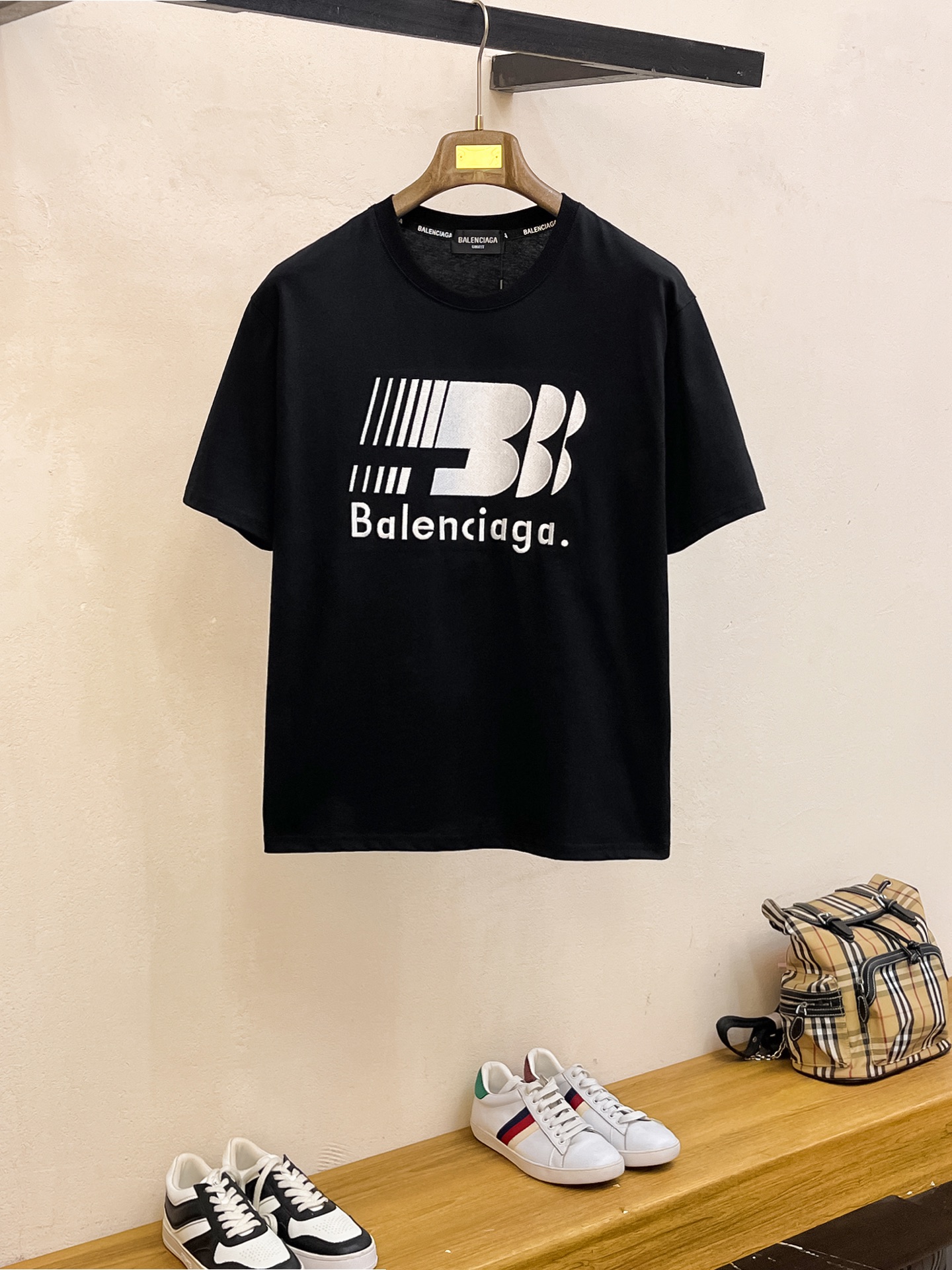 NO:443654,Balenciaga summer new short-sleeved T-shirt, the personalized art series exclusively released on the entire network. The versatile details are perfectly processed and pure cotton fabric is very exquisite. Original fabric. The same high-quality and comfortable hand feels very fashionable and personalized. A super versatile and beautiful style for men and women. The same color is black and white. The number of versatile and beautiful. M-3XL, balenciaga, T-shirt,tees, t-shirt,alexander wang19860909巴黎世家夏季新款短袖T恤,个性艺术系列全网独家首发 百搭款细节处理完美纯棉面料十分精致 原版面料 网红明星同款高版本 高品质手感非常舒服 时尚又个性 超级百搭好看的一款男女同款颜色黑、白 码数M-3XL,,balenciaga,T-shirt,tees，t-shirt,alexander wang,Men's clothing