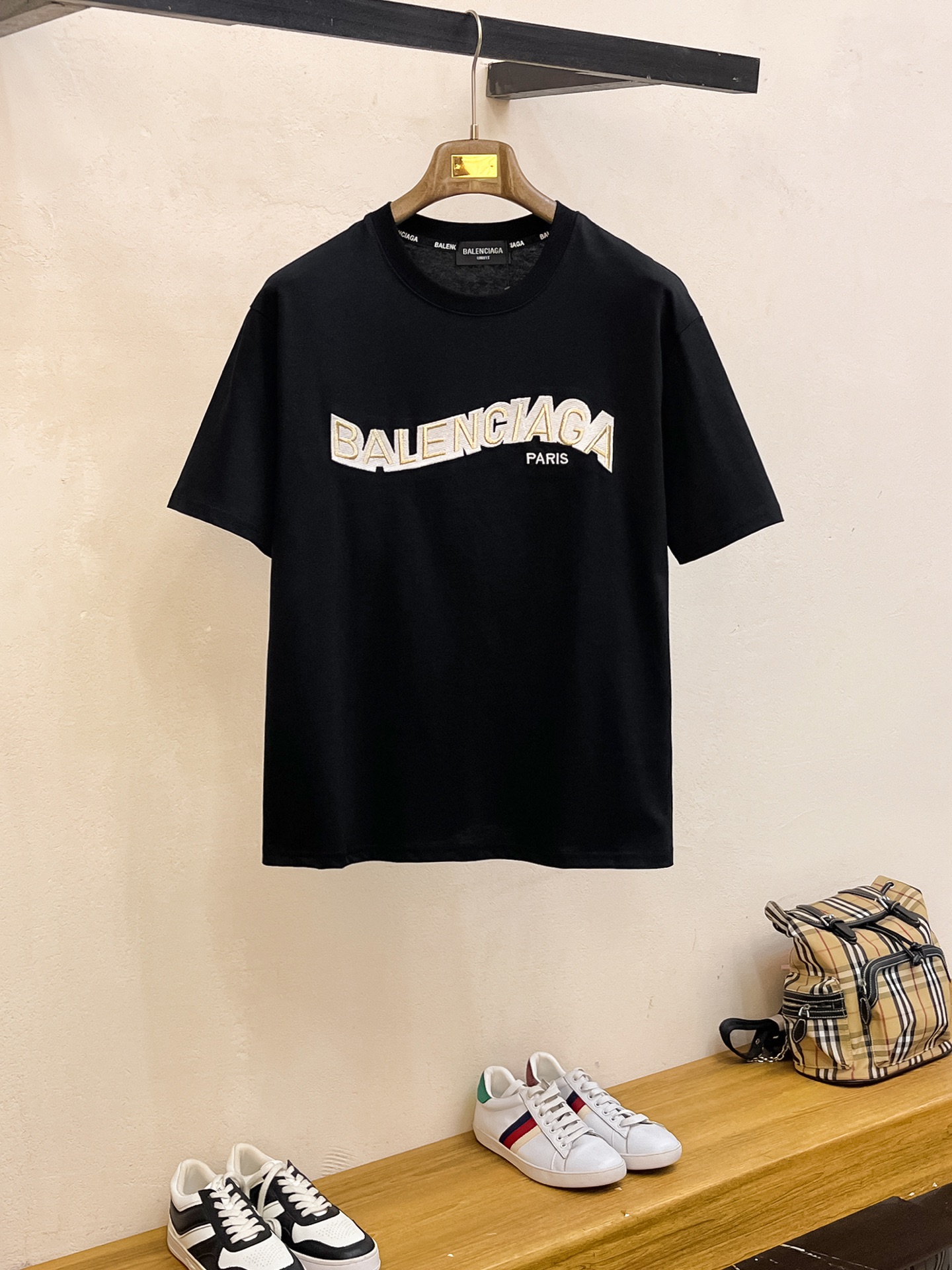 NO:443639,Balenciaga summer new short-sleeved T-shirt, the personalized art series exclusively released on the entire network. The versatile details are perfectly processed and pure cotton fabric is very exquisite. Original fabric. The same high-quality and comfortable hand feels very fashionable and personalized. A super versatile and beautiful style for men and women. The same color is black and white. The number of versatile and beautiful. M-3XL, balenciaga, T-shirt,tees, t-shirt,alexander wang19860909巴黎世家夏季新款短袖T恤,个性艺术系列全网独家首发 百搭款细节处理完美纯棉面料十分精致 原版面料 网红明星同款高版本 高品质手感非常舒服 时尚又个性 超级百搭好看的一款男女同款颜色黑、白 码数M-3XL,,balenciaga,T-shirt,tees，t-shirt,alexander wang,Men's clothing